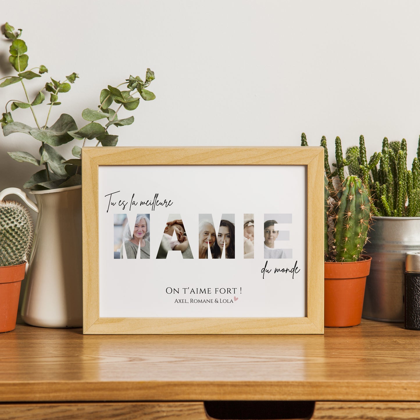 Affiche Mamie personnalisée in natural wood frame with photo-filled letters and Fête des Grands-Mères message.
