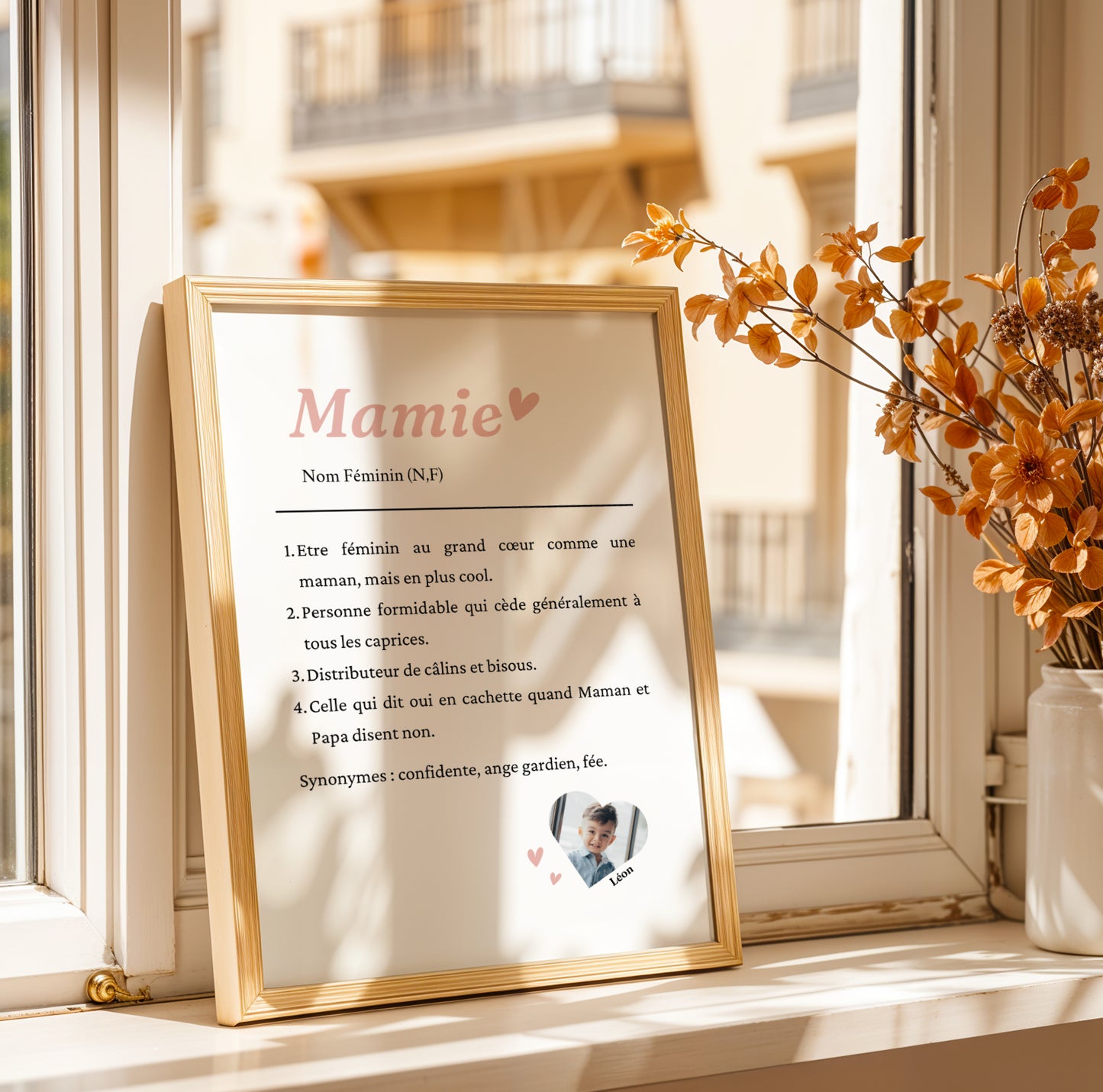 Affiche Mamie Personnalisée in light wood frame with custom text and photo, perfect for Fête des Grands-Mères gift.
