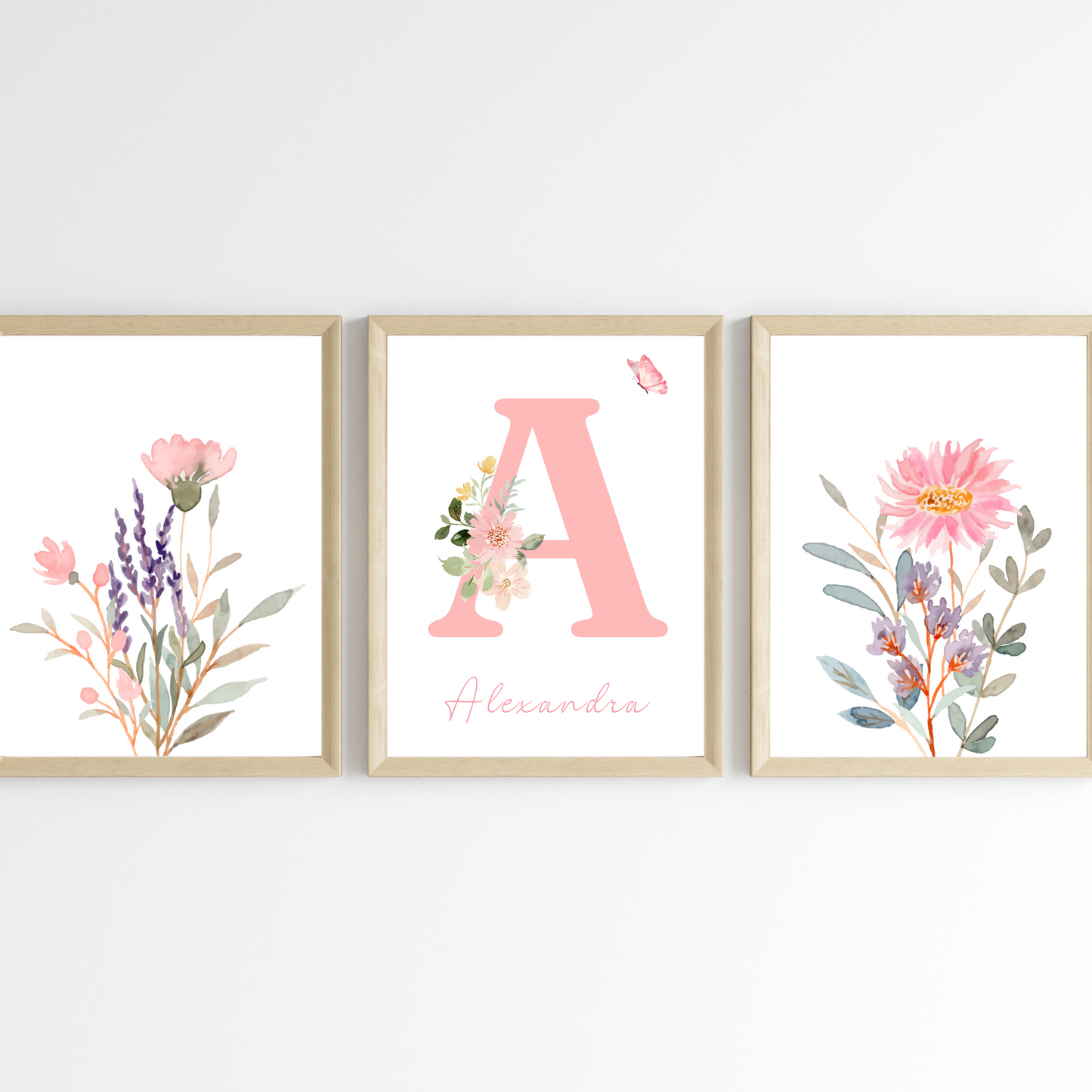 Set de 3 affiches fleurs chambre d'enfant - Décoration fille avec prénom - Initiale et bouquet de fleurs par Le Temps des Paillettes - Le Temps des Paillettes