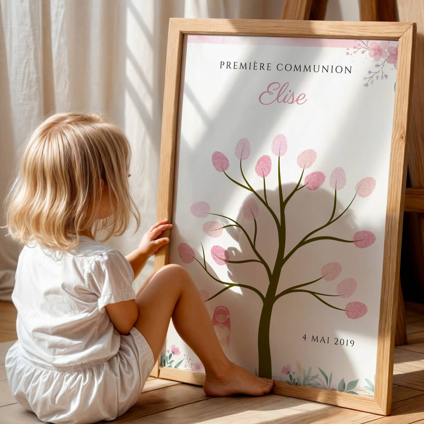 Arbre à empreintes communion personnalisé avec illustration florale et empreintes invitées, souvenir de première communion ou confirmation.