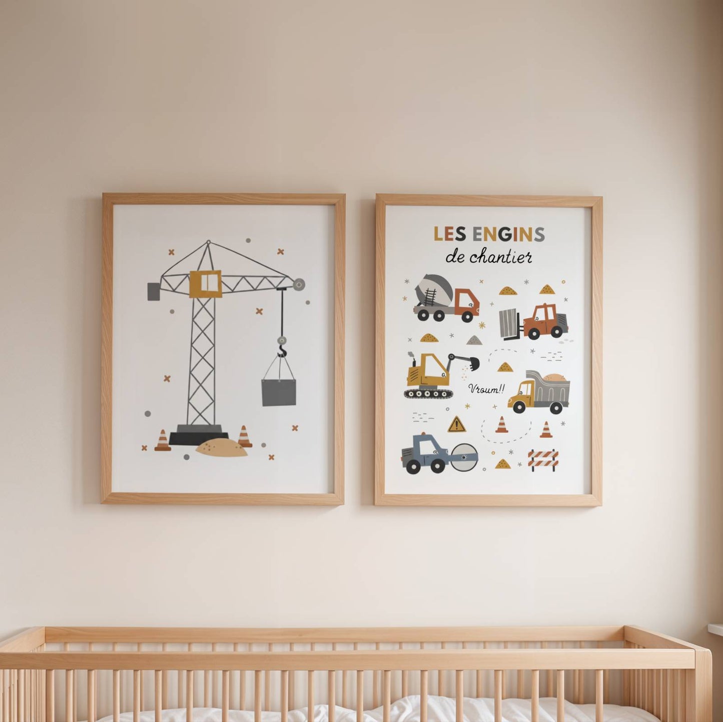 Ensemble de trois affiches sur le thème du chantier pour enfant, présentées dans des cadres en bois clair. L'affiche du milieu liste différents véhicules sous le titre 'Les engins de chantier'. Les deux affiches latérales montrent une grue et une pelleteuse. Style d'illustration minimaliste aux couleurs ocre, gris et bleu dans une chambre d'enfant lumineuse et épurée