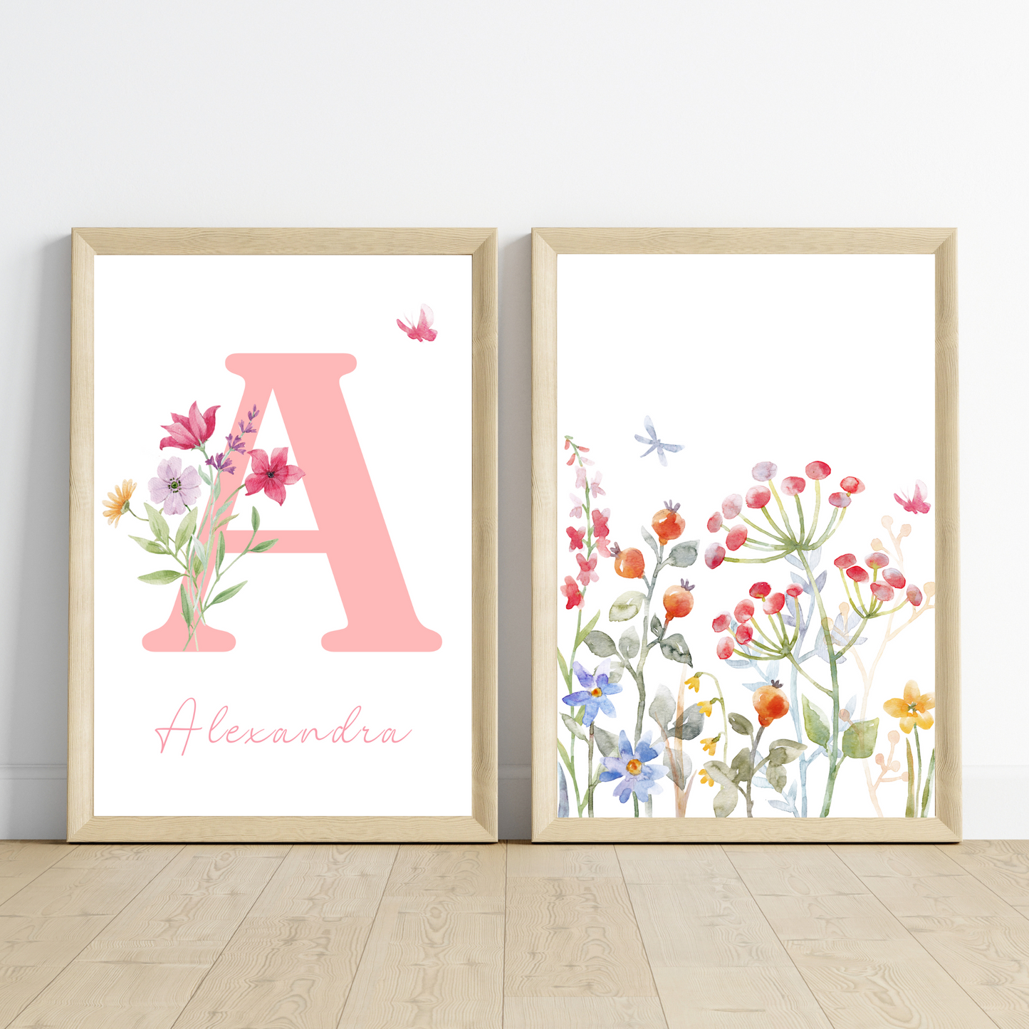 Set de 3 affiches fleurs chambre d'enfant - Décoration fille avec prénom - Initiale et bouquet de fleurs par Le Temps des Paillettes - Le Temps des Paillettes