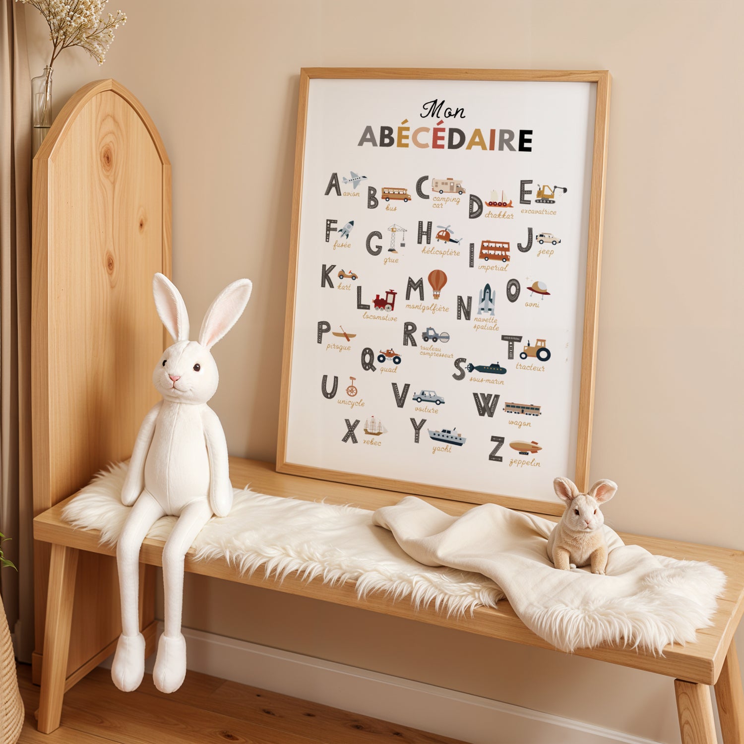Affiche abécédaire des engins de chantier pour enfant, illustrée dans un style minimaliste et moderne. Chaque lettre de l’alphabet est associée à un véhicule de construction comme la pelleteuse, le camion-benne, la bétonnière ou le rouleau compresseur. Poster éducatif et décoratif aux couleurs douces, idéal pour apprendre l’alphabet, enrichir le vocabulaire et décorer une chambre de bébé, une chambre d’enfant ou une salle de jeux avec un thème chantier ludique.