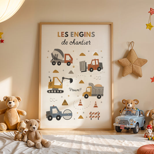 Ensemble de trois affiches sur le thème du chantier pour enfant, présentées dans des cadres en bois clair. L'affiche du milieu liste différents véhicules sous le titre 'Les engins de chantier'. Les deux affiches latérales montrent une grue et une pelleteuse. Style d'illustration minimaliste aux couleurs ocre, gris et bleu dans une chambre d'enfant lumineuse et épurée