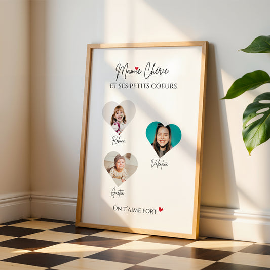 Affiche Mamie personnalisée with photo hearts and names in wooden frame for Fête des Grands-Mères.