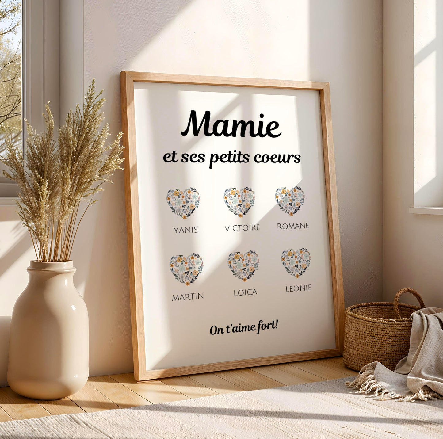 Affiche Mamie Personnalisée with floral hearts and family names for Fête des Grands-Mères in wooden frame.