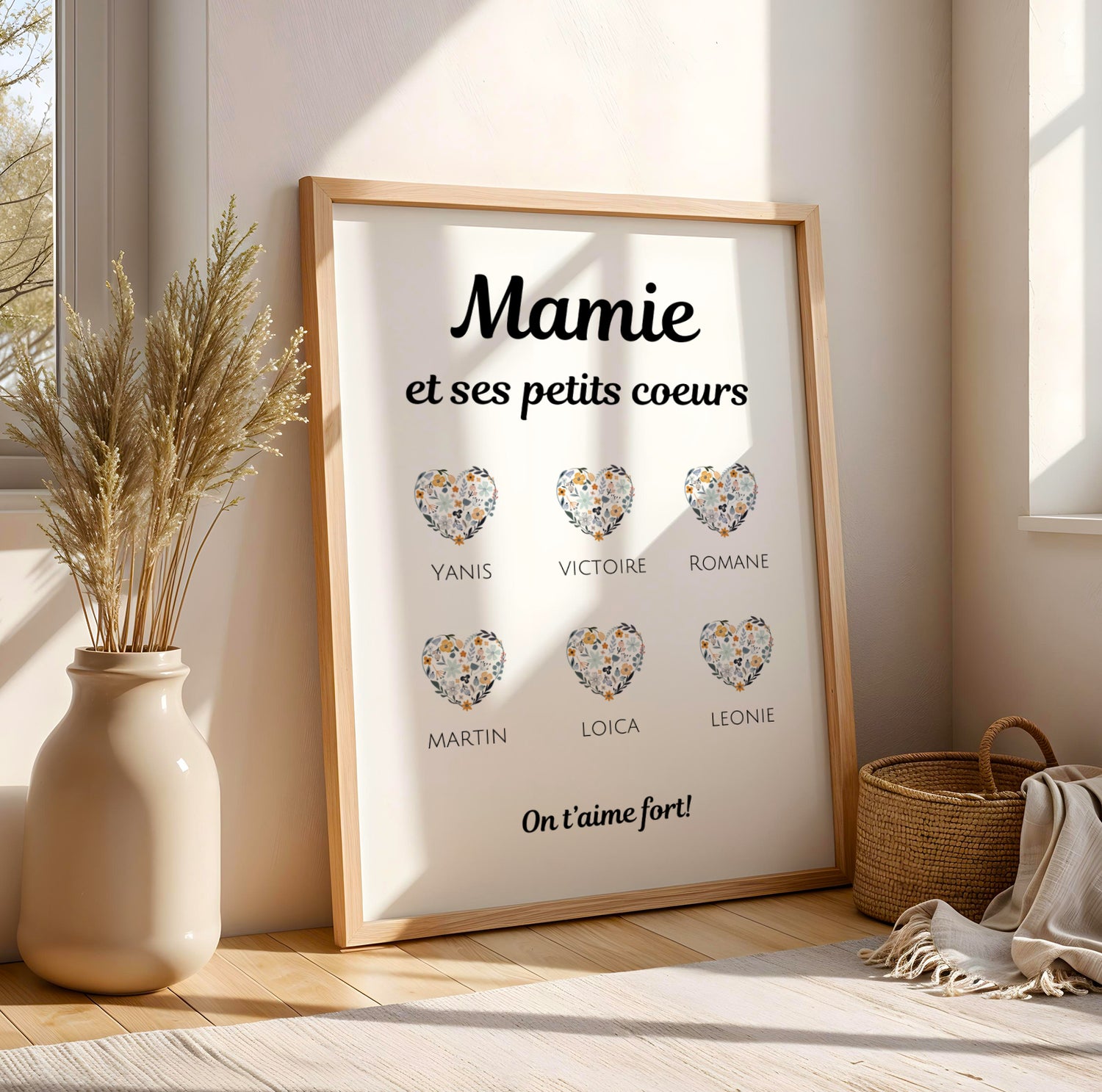Affiche Mamie Personnalisée with floral hearts and family names for Fête des Grands-Mères in wooden frame.