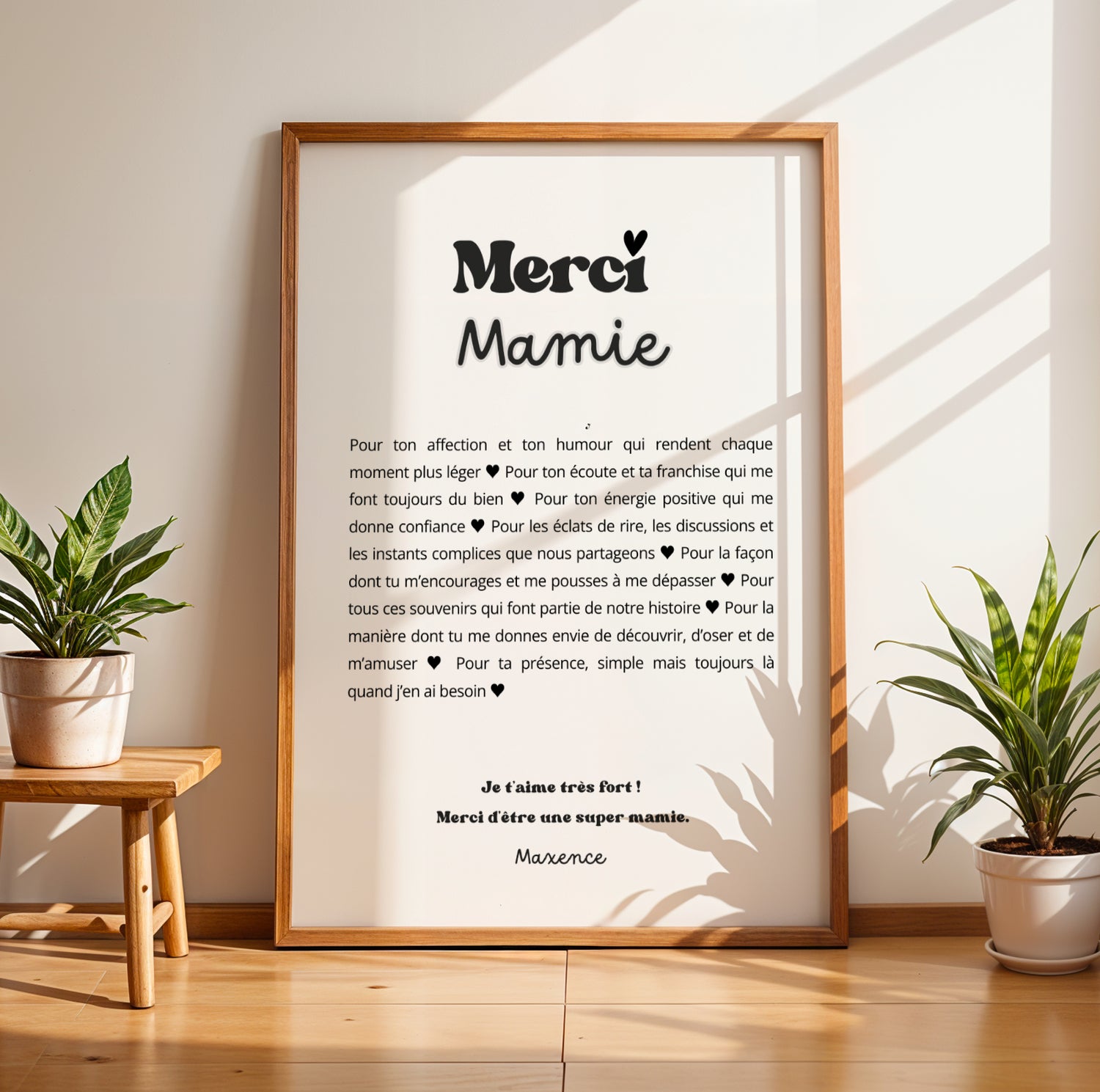 Affiche Mamie Personnalisée with black cursive and bold text in wooden frame, minimalist design for Fête des Grands-Mères.