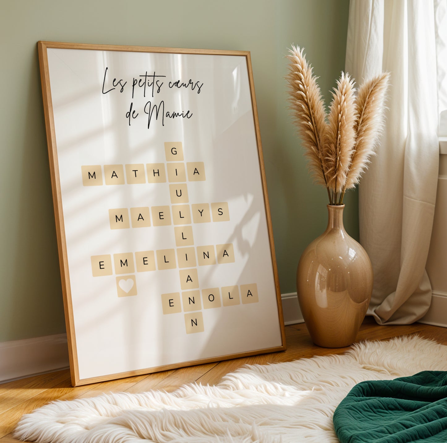Affiche Mamie Personnalisée with names in Scrabble tiles, minimalist beige and black design for Fête des Grands-Mères.