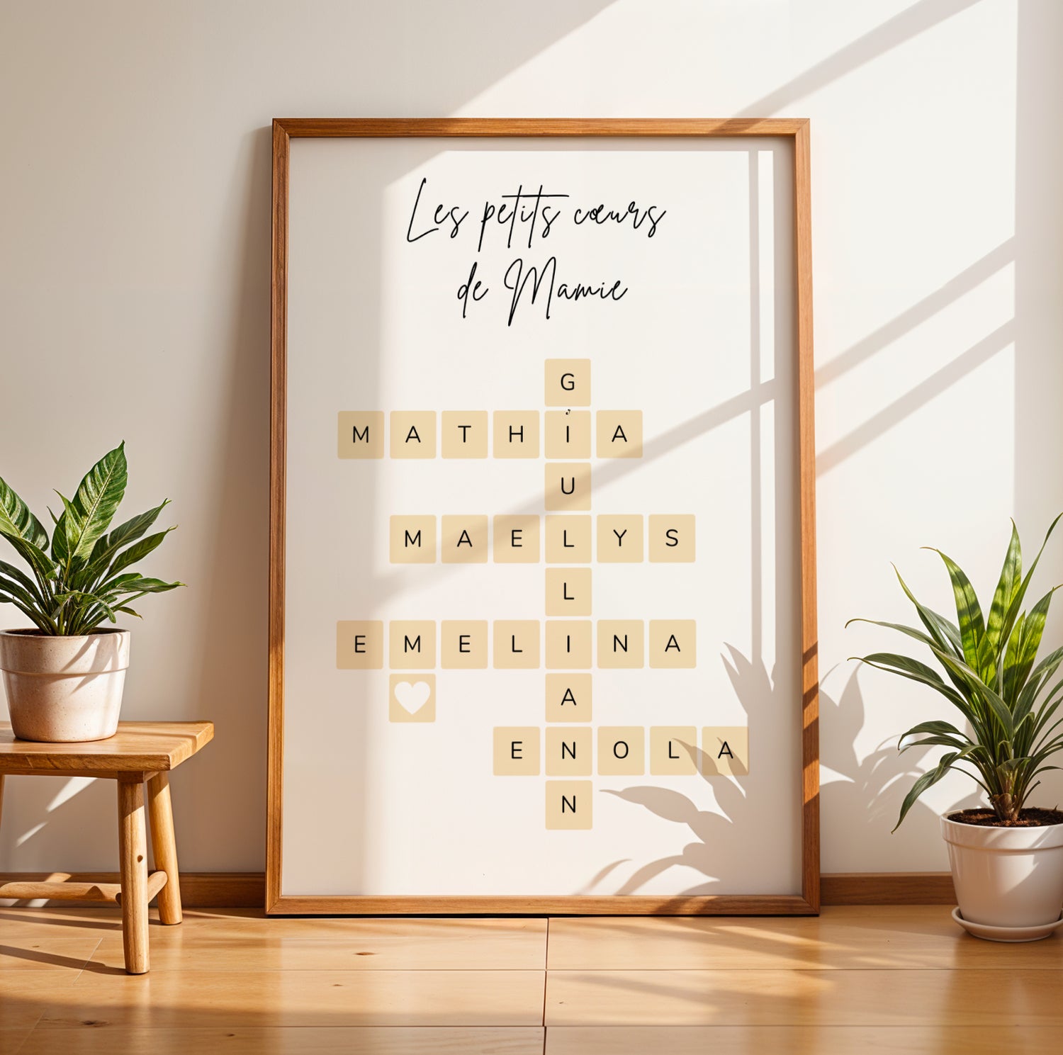 Affiche Mamie Personnalisée in wooden frame with Scrabble-style names of grandchildren for Fête des Grands-Mères.