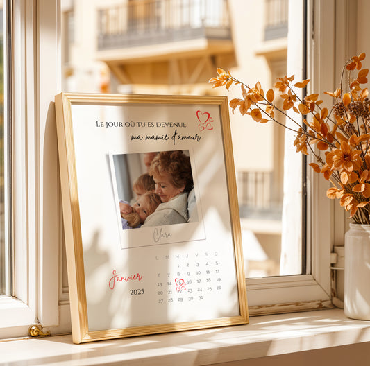 Affiche Mamie Personnalisée with photo, red accents, gold frame, and calendar for Fête des Grands-Mères.