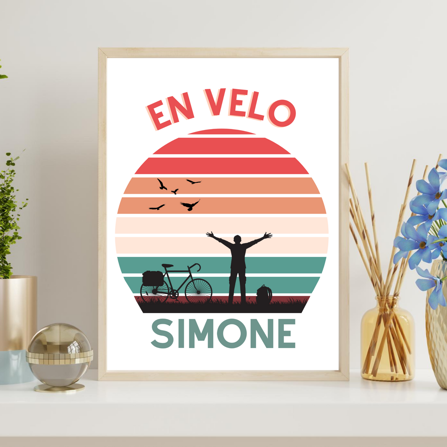 Affiche En Vélo Simone - Affiche voyage et vélo - Affiche vintage sunset avec vélo par Le Temps des Paillettes