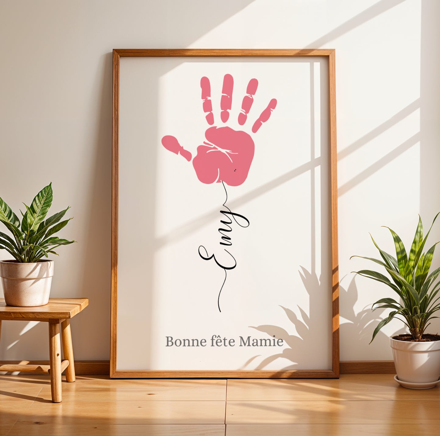 Affiche Mamie Personnalisée with pink handprint and “Eloy” script name in wooden frame for Fête des Grands-Mères.