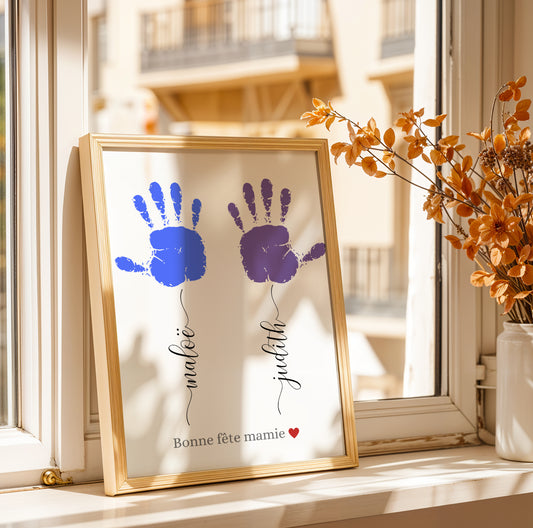 Affiche Mamie Personnalisée with two blue and purple handprints and grandchildren's names in a wooden frame for Fête des.