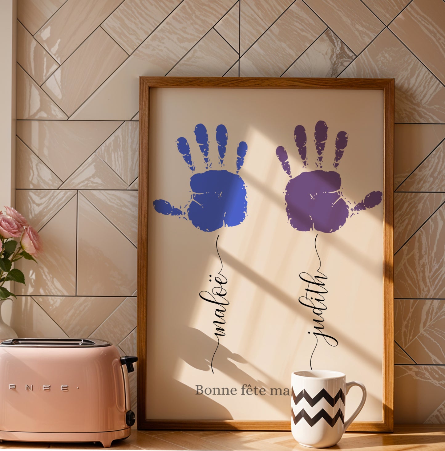Affiche Mamie Personnalisée with blue and purple handprints and grandchildren names in script for Fête des Grands-Mères.
