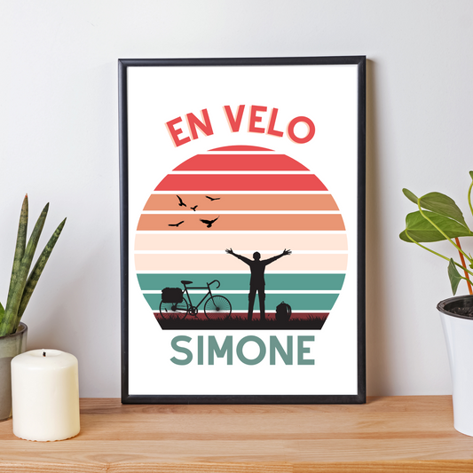 Affiche En Vélo Simone - Affiche voyage et vélo - Affiche vintage sunset avec vélo par Le Temps des Paillettes - Le Temps des Paillettes