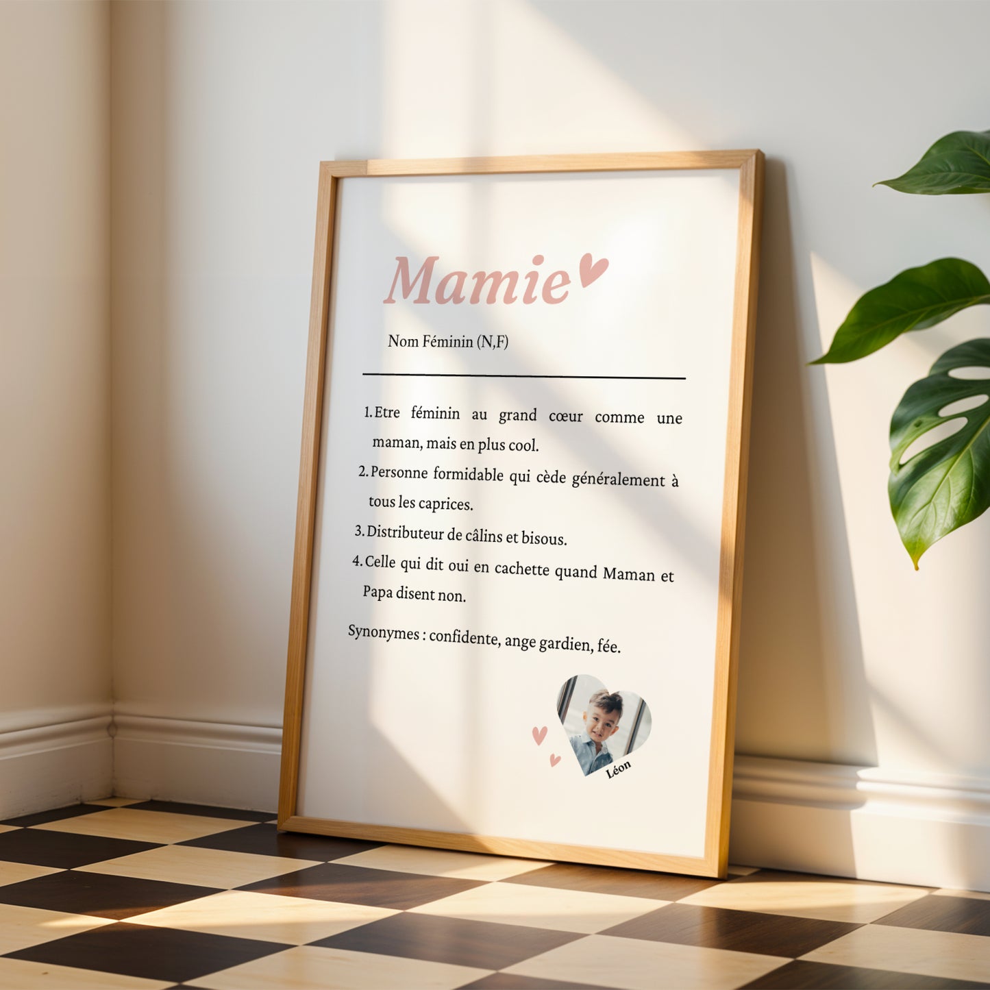 Affiche Mamie Personnalisée with heart detail and photo placeholder in wooden frame for Fête des Grands-Mères.