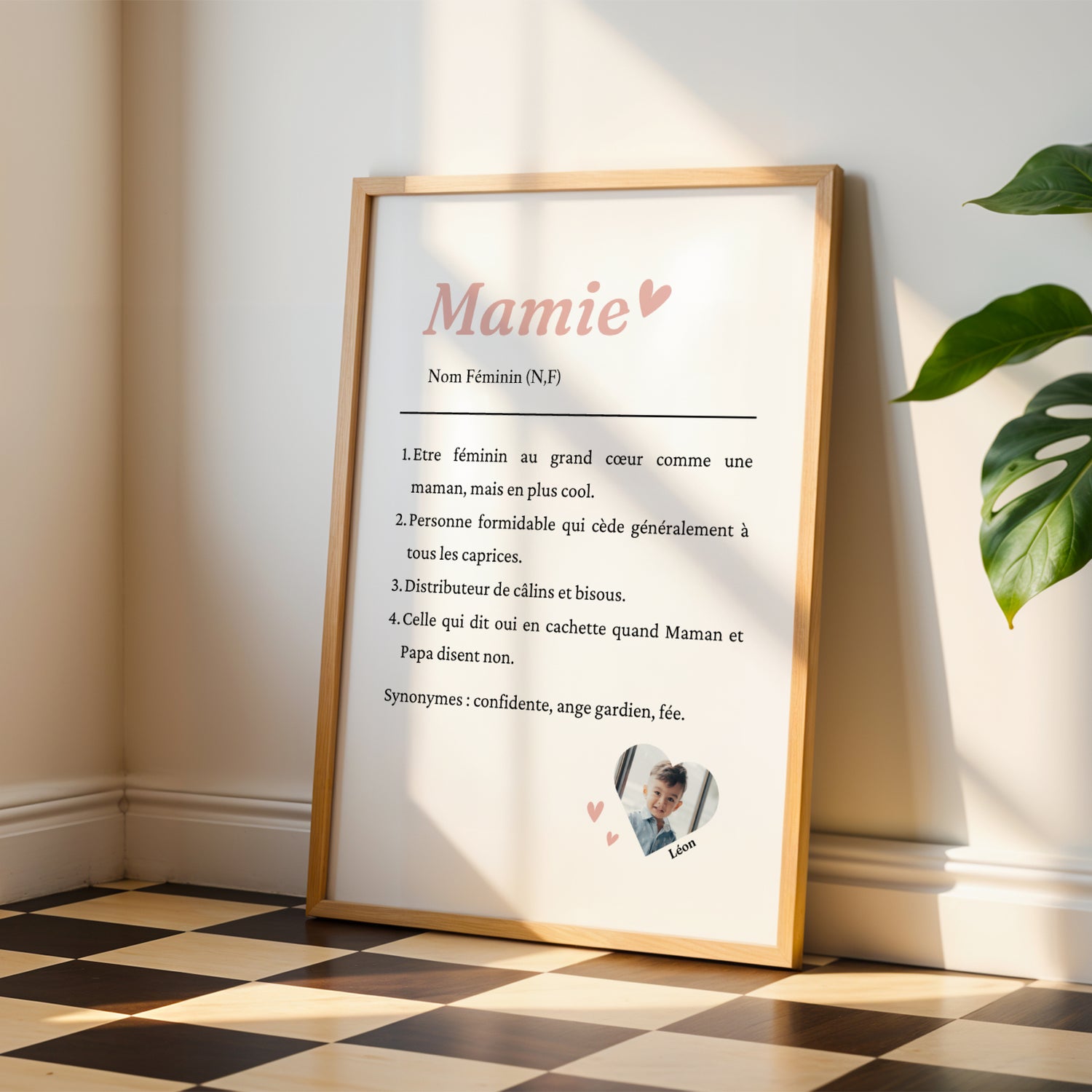 Affiche Mamie Personnalisée with heart detail and photo placeholder in wooden frame for Fête des Grands-Mères.