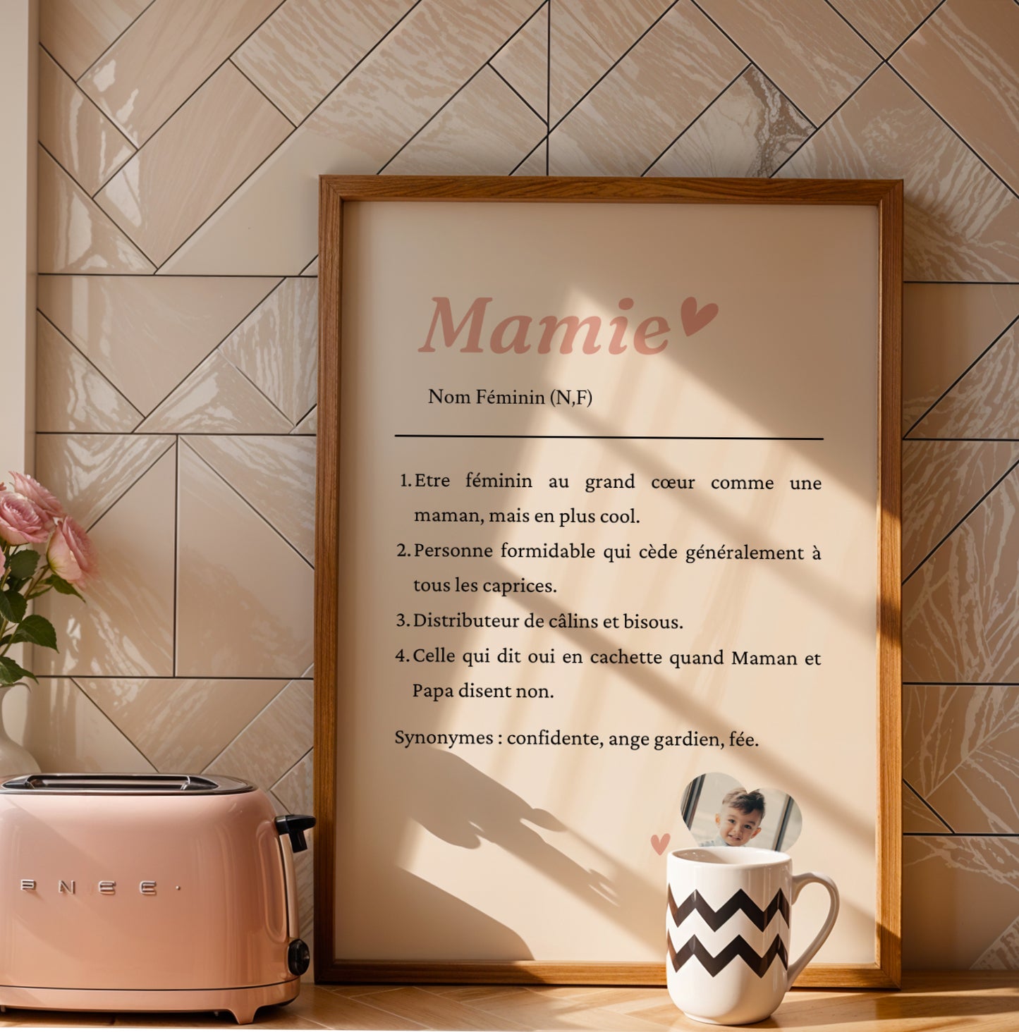 Affiche Mamie Personnalisée in wooden frame with heartfelt French text for Fête des Grands-Mères, soft pink accents.