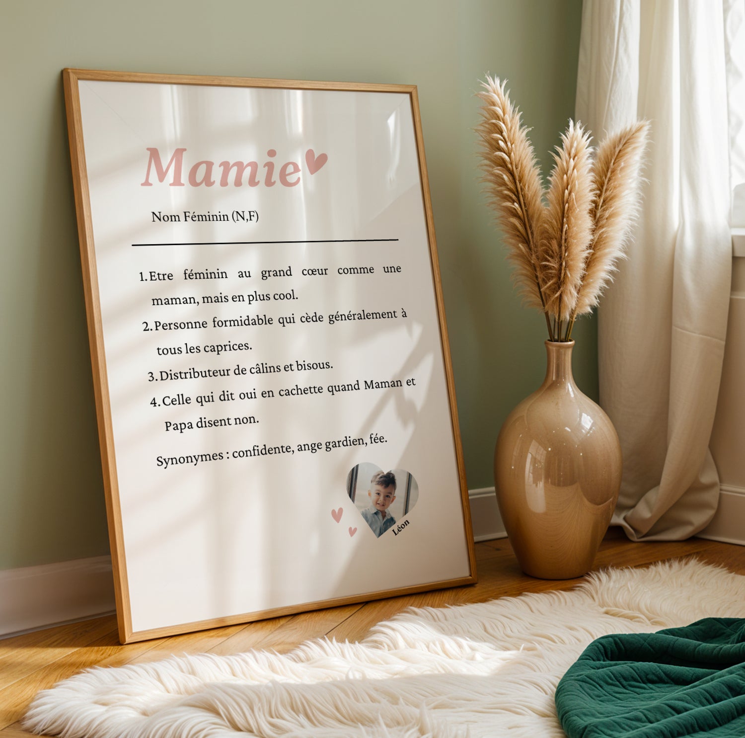 Affiche Mamie Personnalisée with heartfelt text, photo, and soft pink typography in wooden frame for Fête des Grands-Mères.