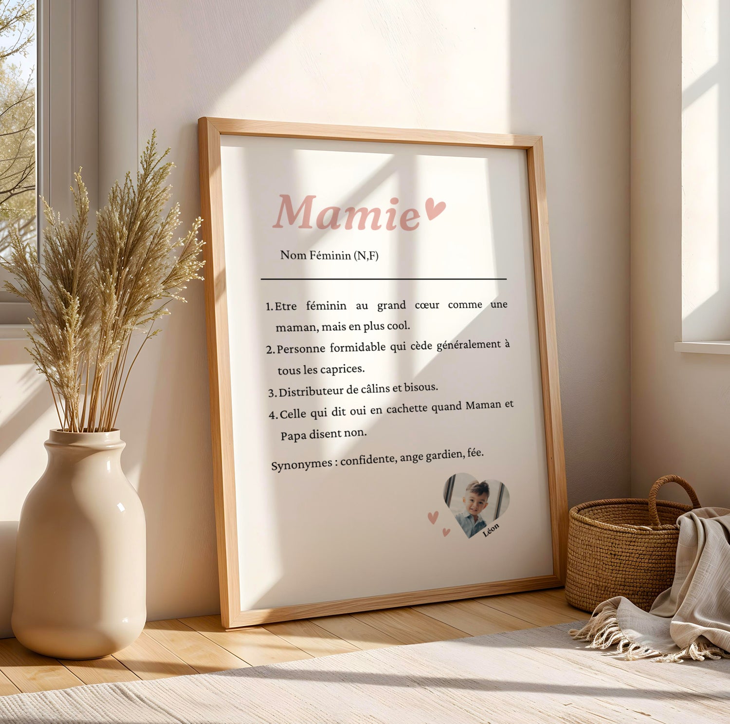 Affiche Mamie Personnalisée with heart detail, personalized text, and photo for Fête des Grands-Mères displayed in a wooden.