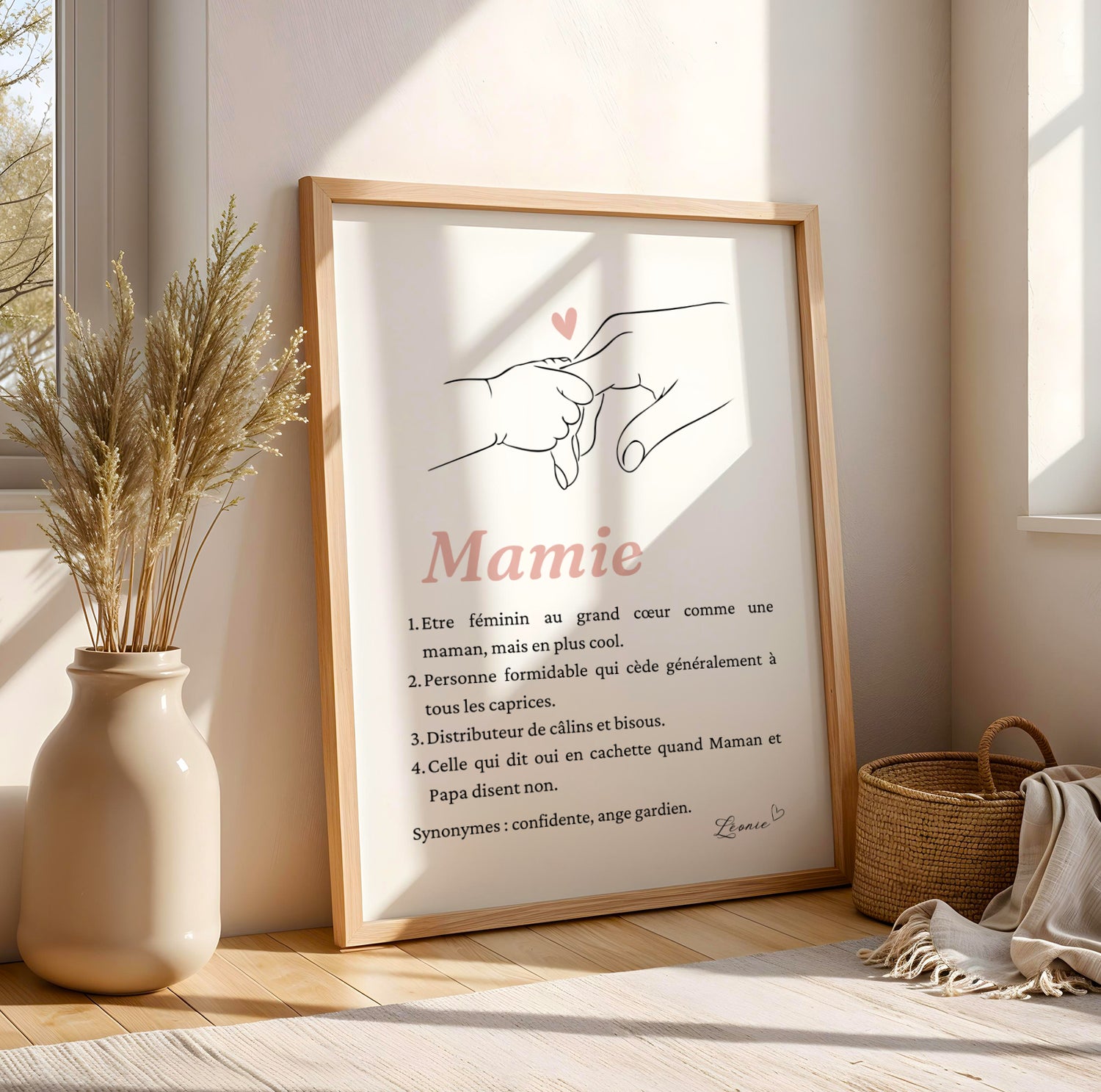 Affiche Mamie Personnalisée with single line illustration of hands and loving definition text, framed in light wood for Fête .