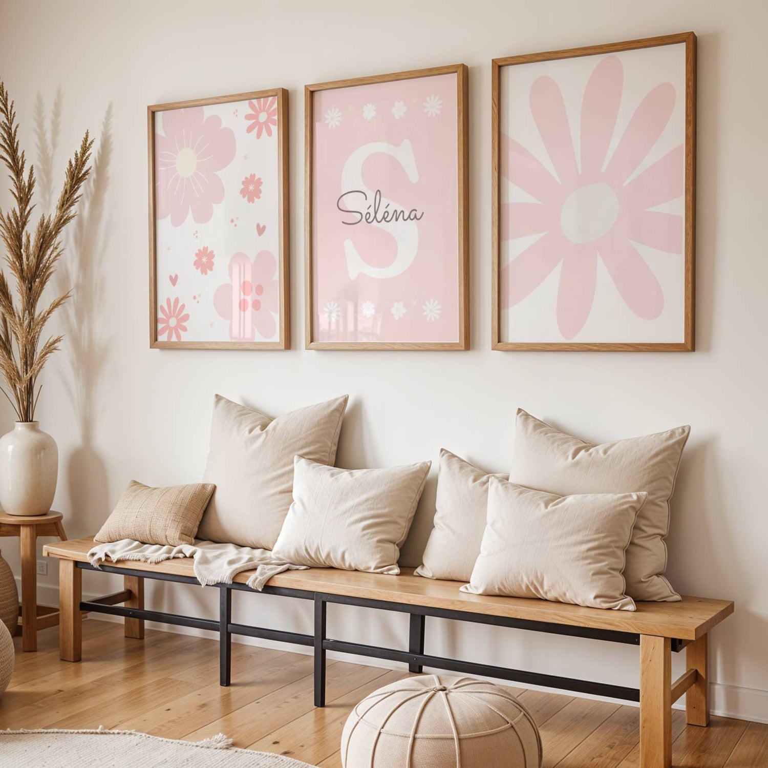 Je vous propose ce set de 3 posters de Fleurs Roses pour chambre de bébé, une création originale pensée pour les parents qui cherchent une décoration murale fille à la fois poétique et épurée.