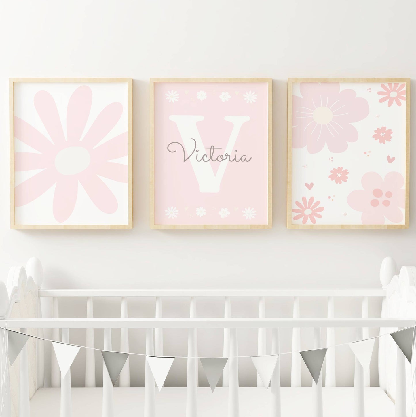 Je vous propose ce set de 3 posters de Fleurs Roses pour chambre de bébé, une création originale pensée pour les parents qui cherchent une décoration murale fille à la fois poétique et épurée.