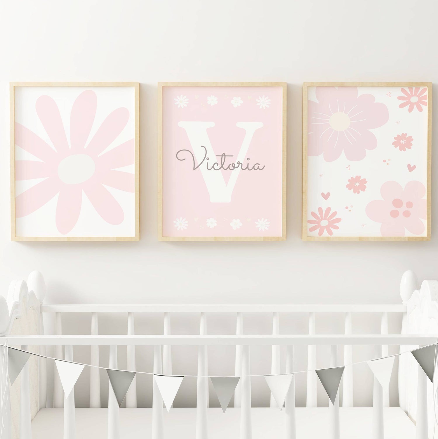 Je vous propose ce set de 3 posters de Fleurs Roses pour chambre de bébé, une création originale pensée pour les parents qui cherchent une décoration murale fille à la fois poétique et épurée.