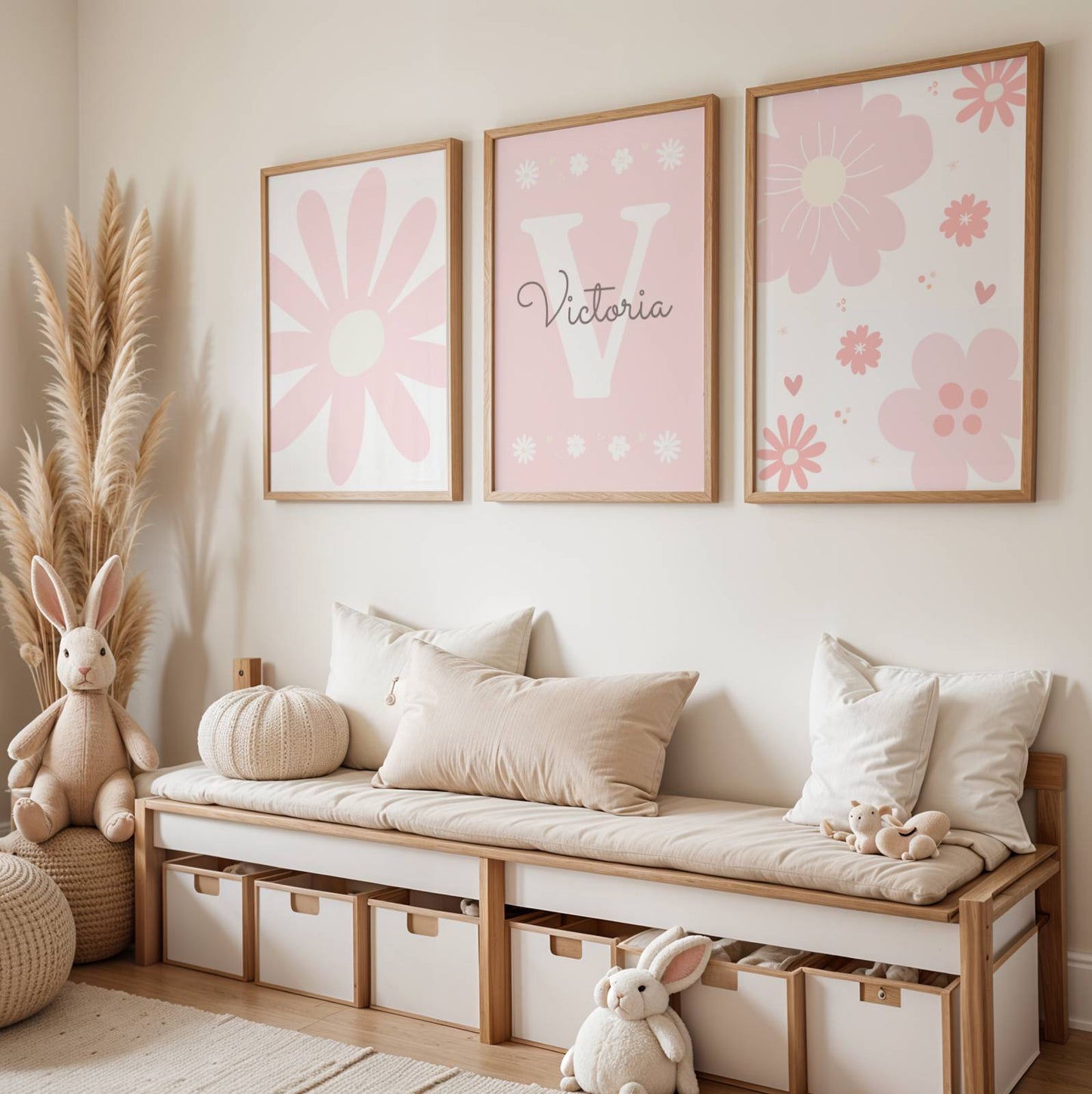 Je vous propose ce set de 3 posters de Fleurs Roses pour chambre de bébé, une création originale pensée pour les parents qui cherchent une décoration murale fille à la fois poétique et épurée.