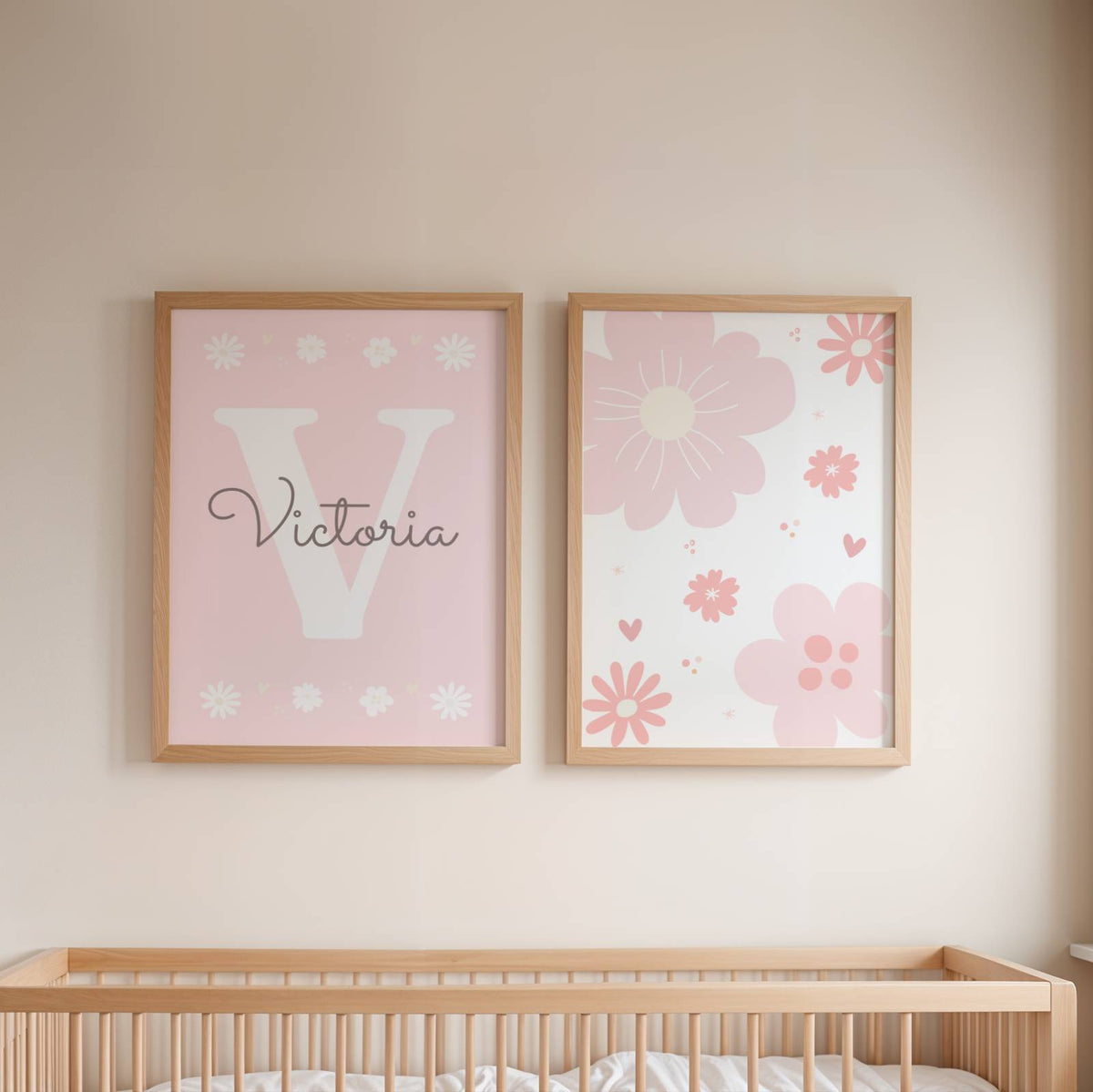 Je vous propose ce set de 3 posters de Fleurs Roses pour chambre de bébé, une création originale pensée pour les parents qui cherchent une décoration murale fille à la fois poétique et épurée.