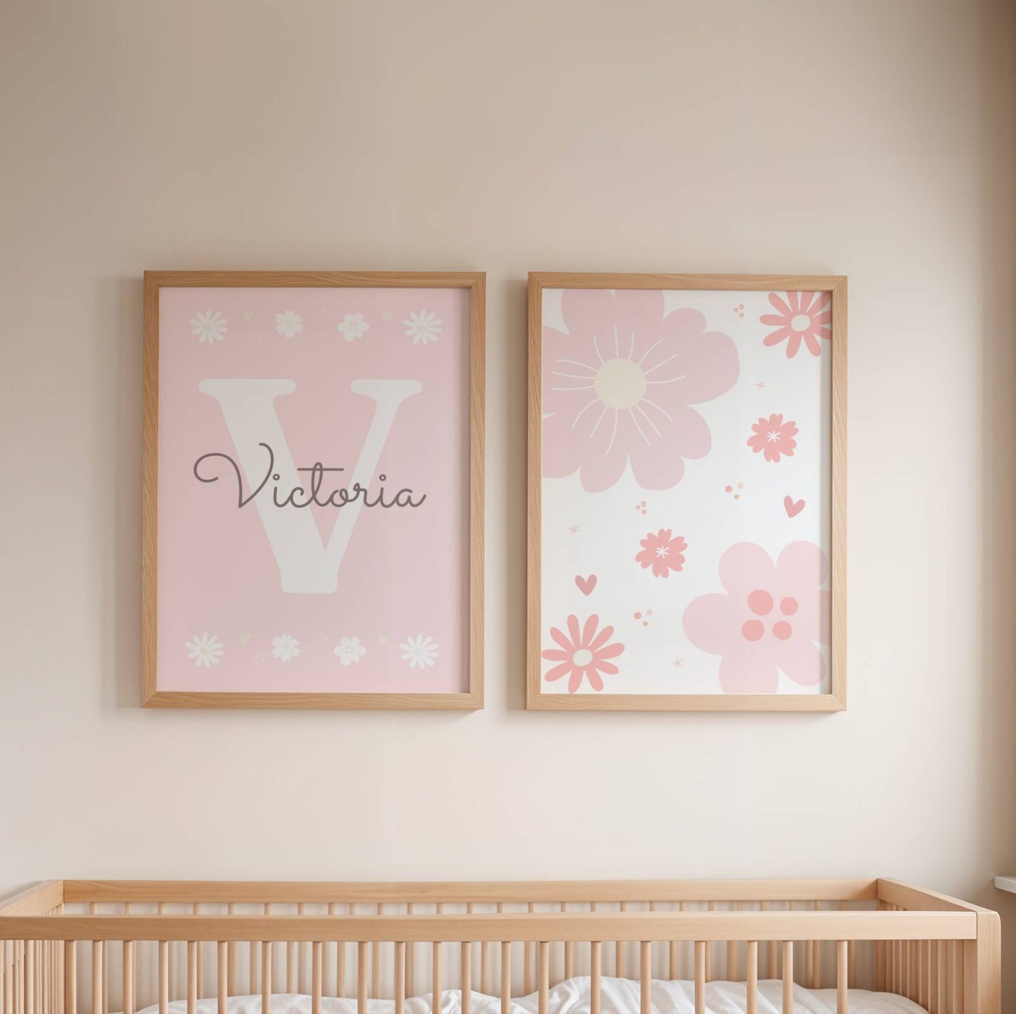 Je vous propose ce set de 3 posters de Fleurs Roses pour chambre de bébé, une création originale pensée pour les parents qui cherchent une décoration murale fille à la fois poétique et épurée.