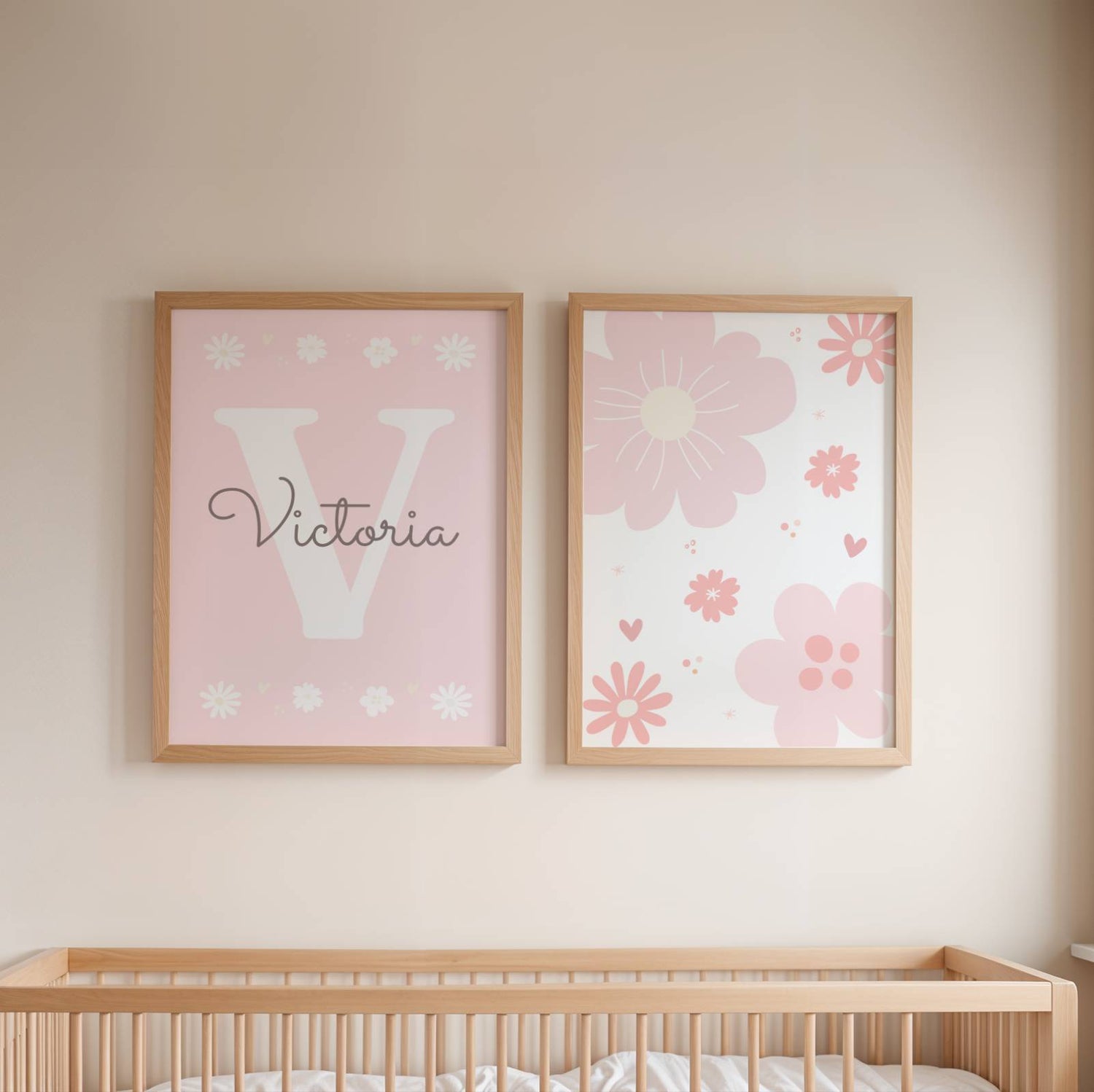 Je vous propose ce set de 3 posters de Fleurs Roses pour chambre de bébé, une création originale pensée pour les parents qui cherchent une décoration murale fille à la fois poétique et épurée.