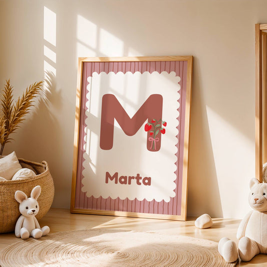 Affiche Enfant Prénom Fille Personnalisée avec Lettre Décorée de Fraises, Tons Violet Rose, Illustration Murale  Chambre Enfant