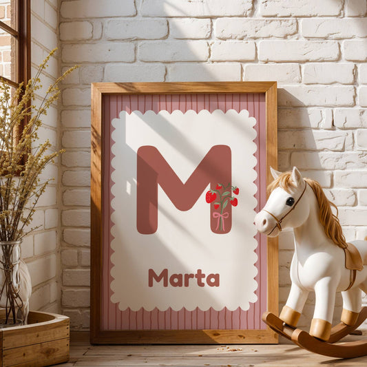 Affiche Enfant Prénom Fille Personnalisée avec Lettre Décorée de Fraises, Tons Violet Rose, Illustration Murale  Chambre Enfant