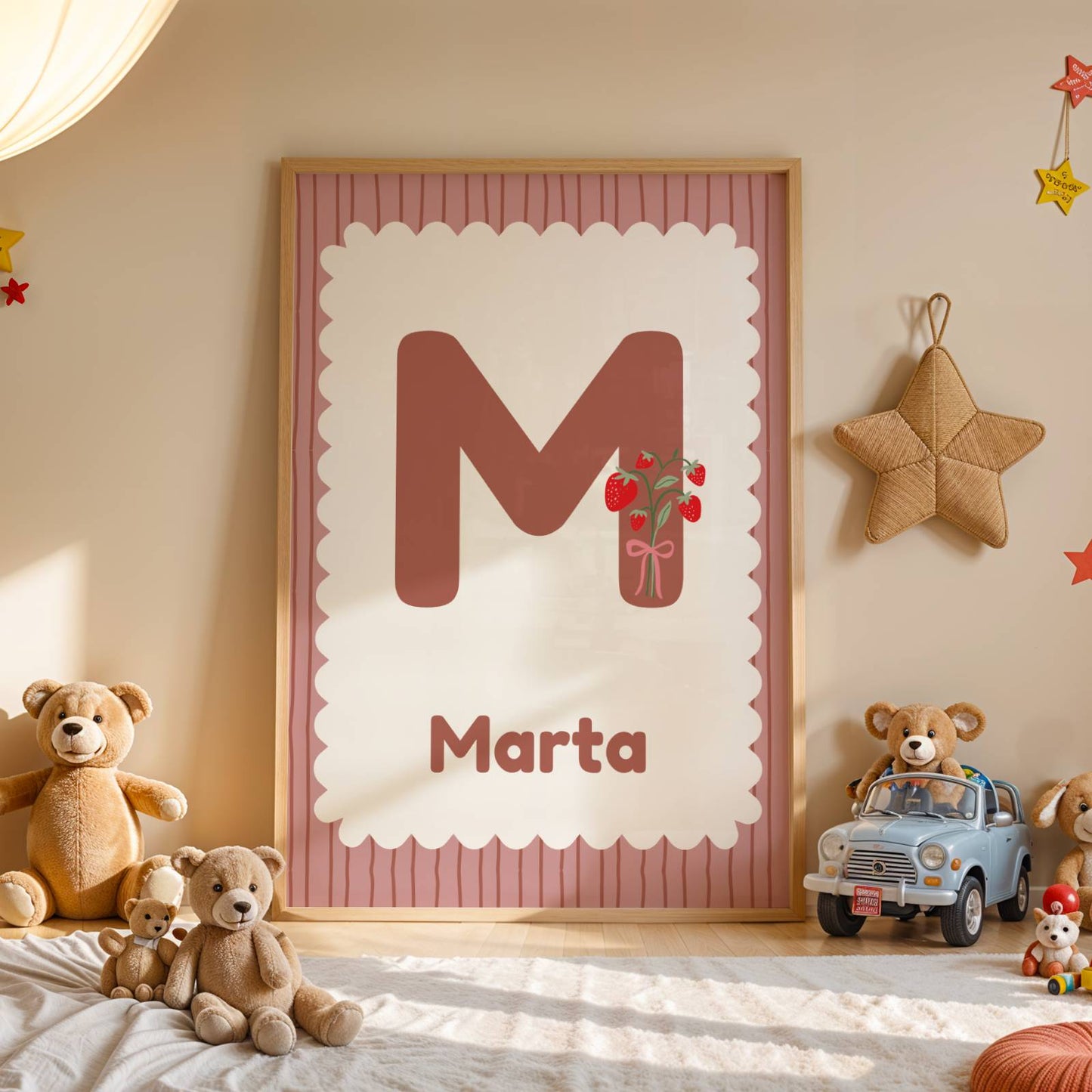 Affiche Enfant Prénom Fille Personnalisée avec Lettre Décorée de Fraises, Tons Violet Rose, Illustration Murale  Chambre Enfant
