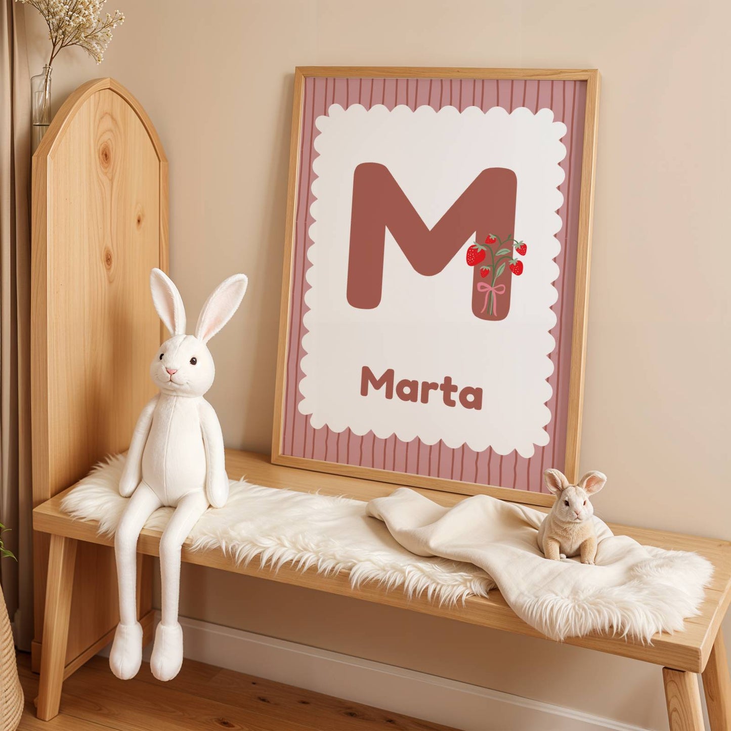 Affiche Enfant Prénom Fille Personnalisée avec Lettre Décorée de Fraises, Tons Violet Rose, Illustration Murale  Chambre Enfant