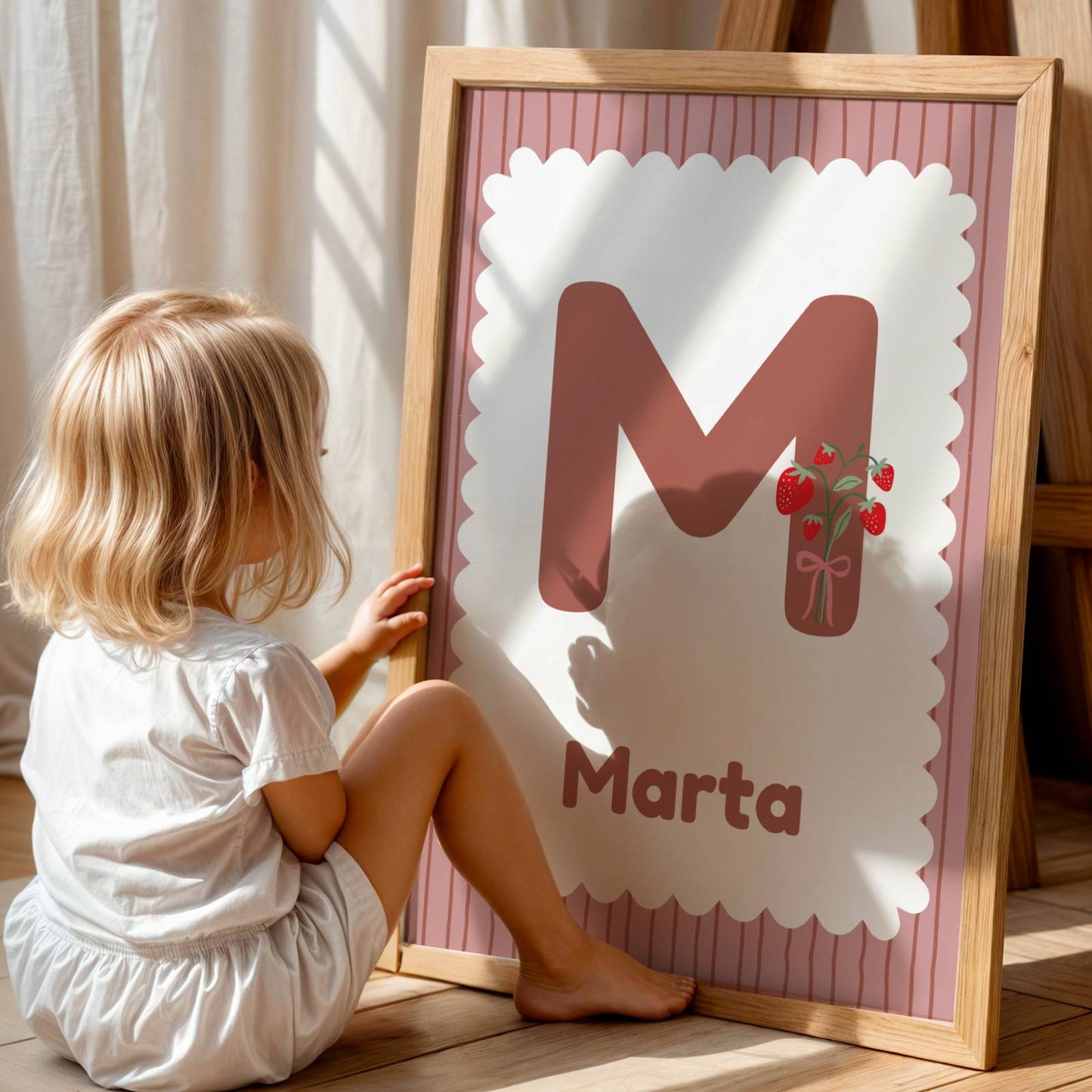 Affiche Enfant Prénom Fille Personnalisée avec Lettre Décorée de Fraises, Tons Violet Rose, Illustration Murale  Chambre Enfant