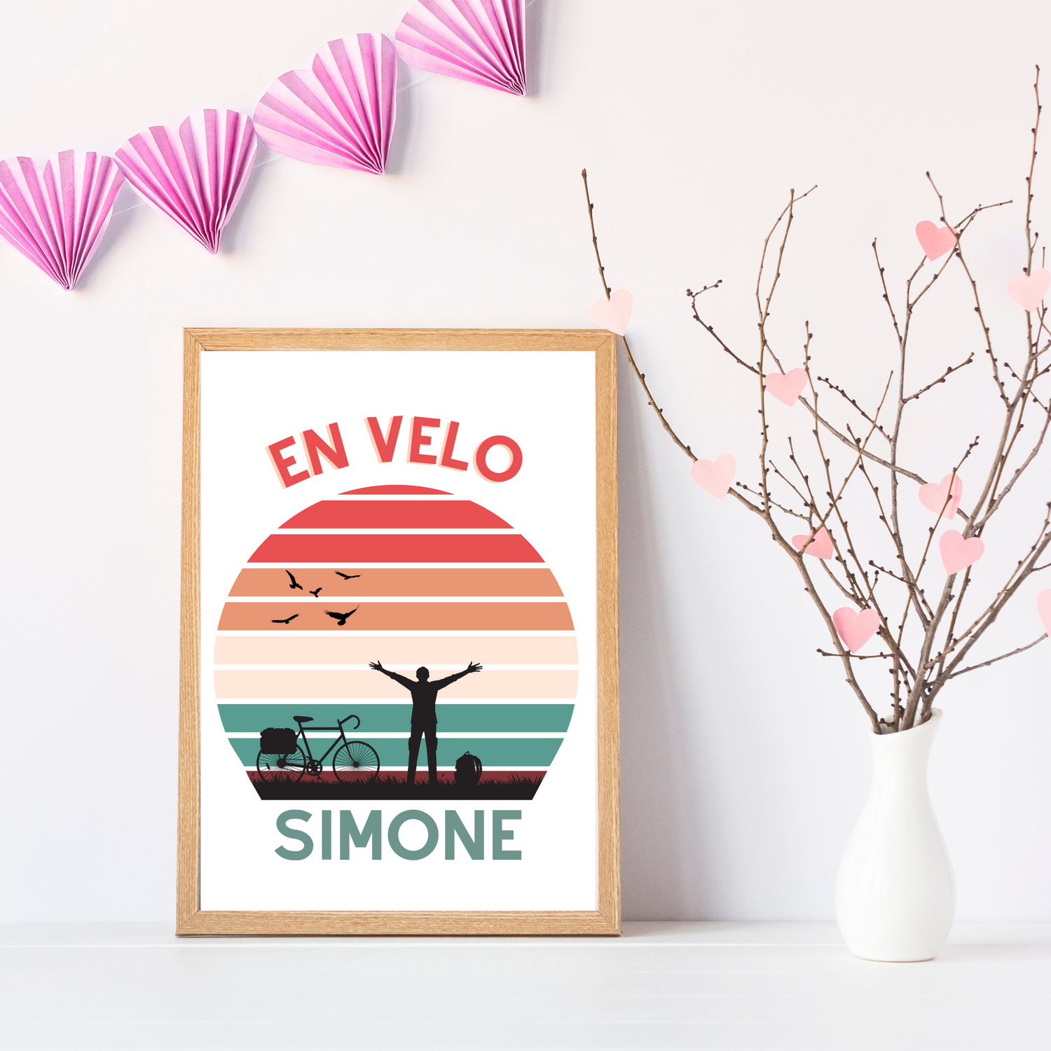 Affiche En Vélo Simone - Affiche voyage et vélo - Affiche vintage sunset avec vélo par Le Temps des Paillettes - Le Temps des Paillettes