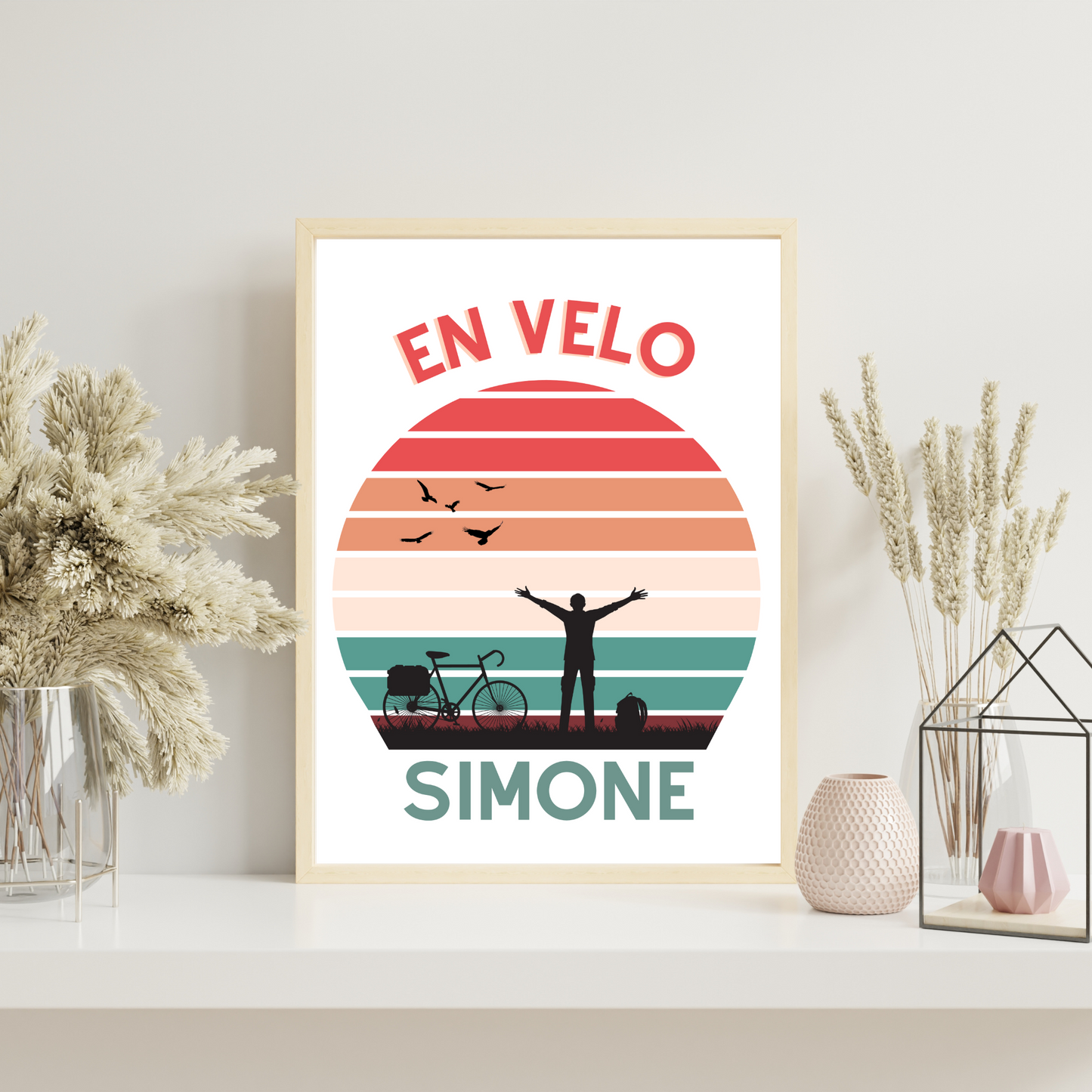 Affiche En Vélo Simone - Affiche voyage et vélo - Affiche vintage sunset avec vélo par Le Temps des Paillettes