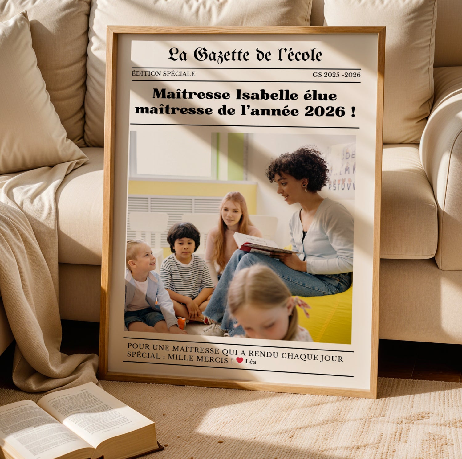 Affiche gazette personnalisée pour maîtresse avec photo, texte personnalisé et design style journal moderne. Cadeau original de fin d’année scolaire pour enseignante, directrice ou ATSEM. Poster personnalisé élégant et émotionnel à offrir pour remercier une maîtresse, décorer une salle de classe ou garder un souvenir unique de l’année scolaire. Création artisanale idéale comme cadeau école personnalisé pour maternelle et primaire.