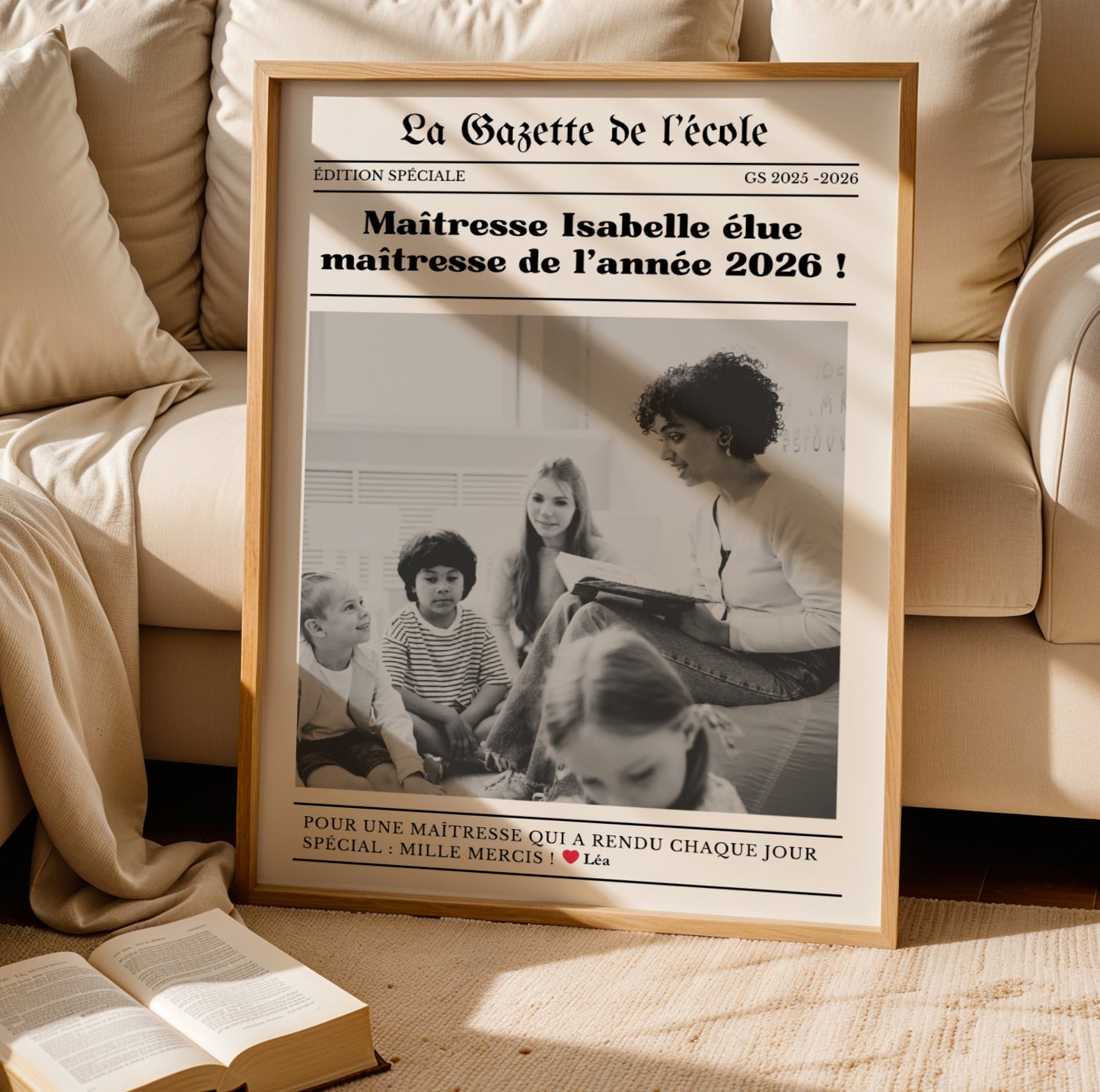 Affiche gazette personnalisée pour maîtresse avec photo, texte personnalisé et design style journal moderne. Cadeau original de fin d’année scolaire pour enseignante, directrice ou ATSEM. Poster personnalisé élégant et émotionnel à offrir pour remercier une maîtresse, décorer une salle de classe ou garder un souvenir unique de l’année scolaire. Création artisanale idéale comme cadeau école personnalisé pour maternelle et primaire.