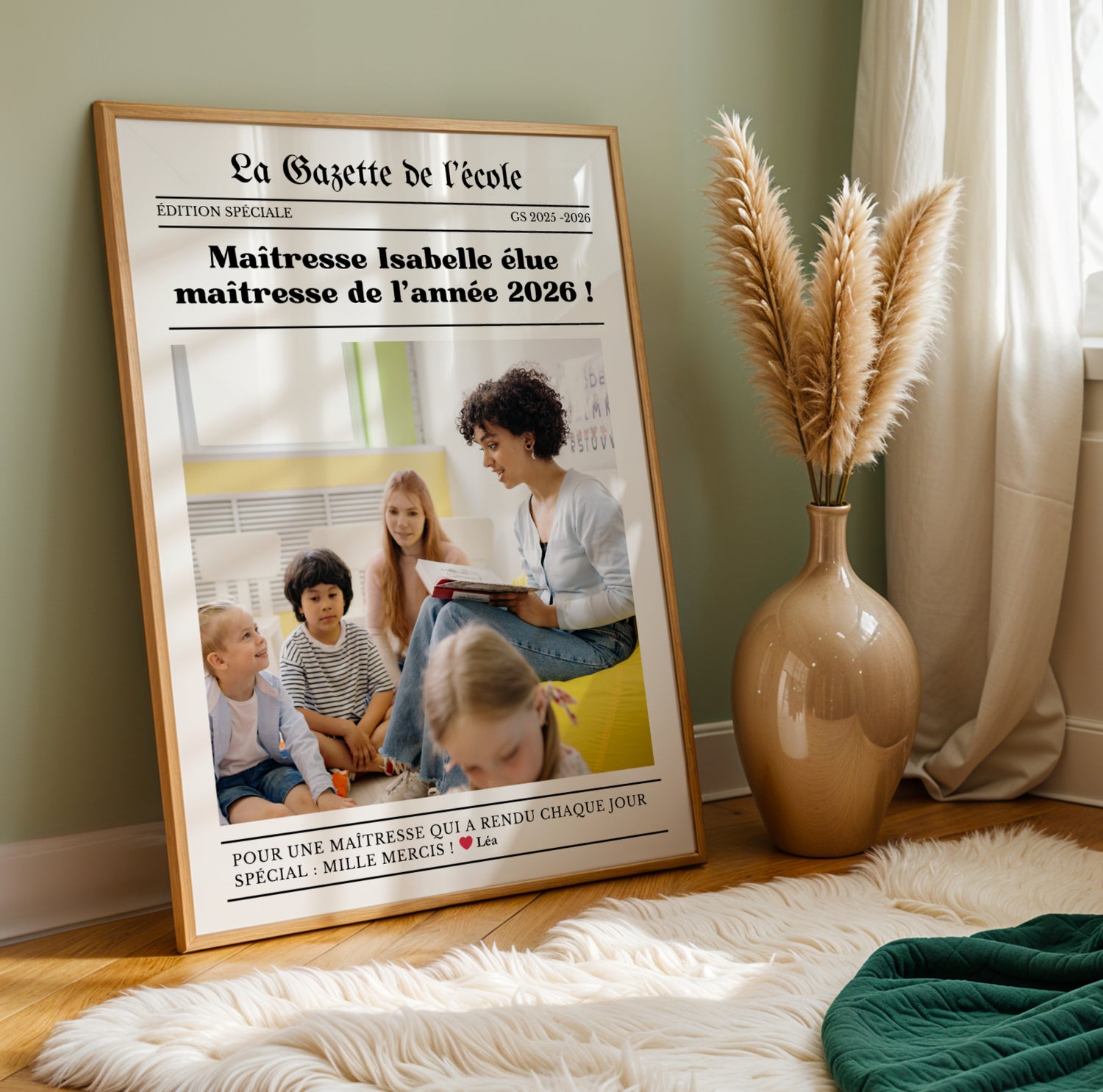 Affiche gazette personnalisée pour maîtresse avec photo, texte personnalisé et design style journal moderne. Cadeau original de fin d’année scolaire pour enseignante, directrice ou ATSEM. Poster personnalisé élégant et émotionnel à offrir pour remercier une maîtresse, décorer une salle de classe ou garder un souvenir unique de l’année scolaire. Création artisanale idéale comme cadeau école personnalisé pour maternelle et primaire.