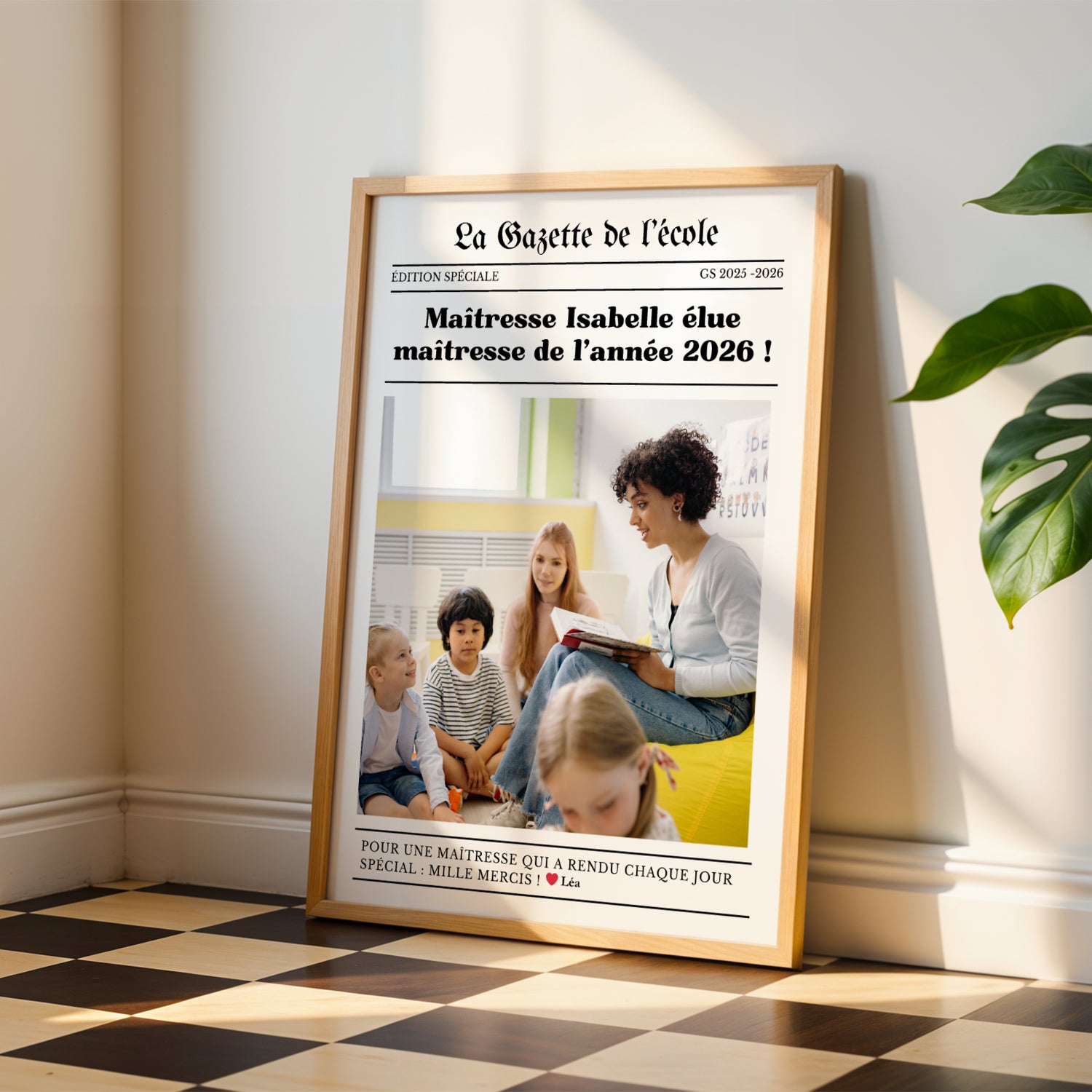 Affiche gazette personnalisée pour maîtresse avec photo, texte personnalisé et design style journal moderne. Cadeau original de fin d’année scolaire pour enseignante, directrice ou ATSEM. Poster personnalisé élégant et émotionnel à offrir pour remercier une maîtresse, décorer une salle de classe ou garder un souvenir unique de l’année scolaire. Création artisanale idéale comme cadeau école personnalisé pour maternelle et primaire.