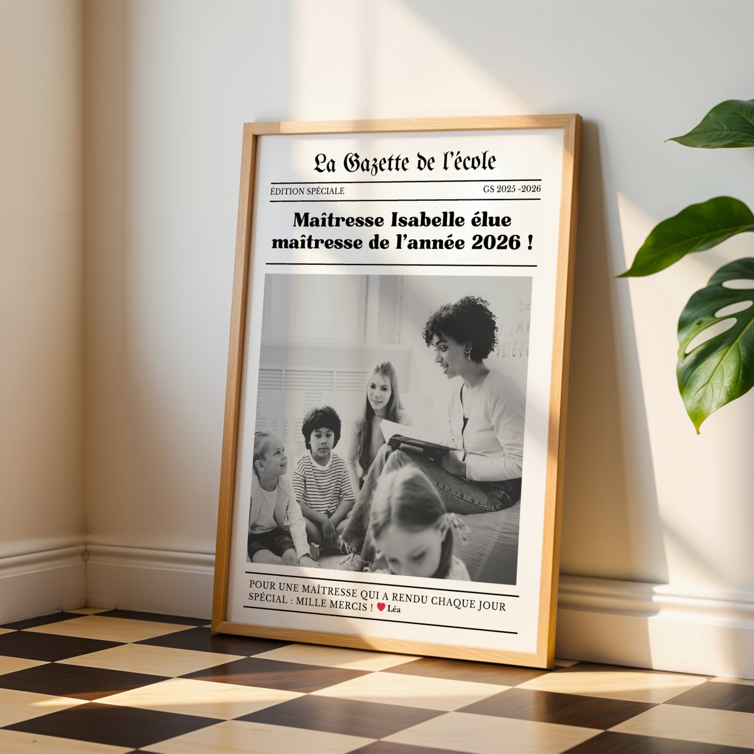 Affiche gazette personnalisée pour maîtresse avec photo, texte personnalisé et design style journal moderne. Cadeau original de fin d’année scolaire pour enseignante, directrice ou ATSEM. Poster personnalisé élégant et émotionnel à offrir pour remercier une maîtresse, décorer une salle de classe ou garder un souvenir unique de l’année scolaire. Création artisanale idéale comme cadeau école personnalisé pour maternelle et primaire.