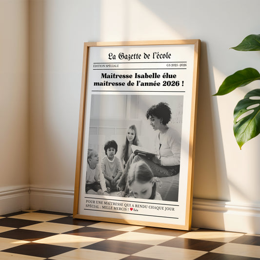 Affiche gazette personnalisée pour maîtresse avec photo, texte personnalisé et design style journal moderne. Cadeau original de fin d’année scolaire pour enseignante, directrice ou ATSEM. Poster personnalisé élégant et émotionnel à offrir pour remercier une maîtresse, décorer une salle de classe ou garder un souvenir unique de l’année scolaire. Création artisanale idéale comme cadeau école personnalisé pour maternelle et primaire.