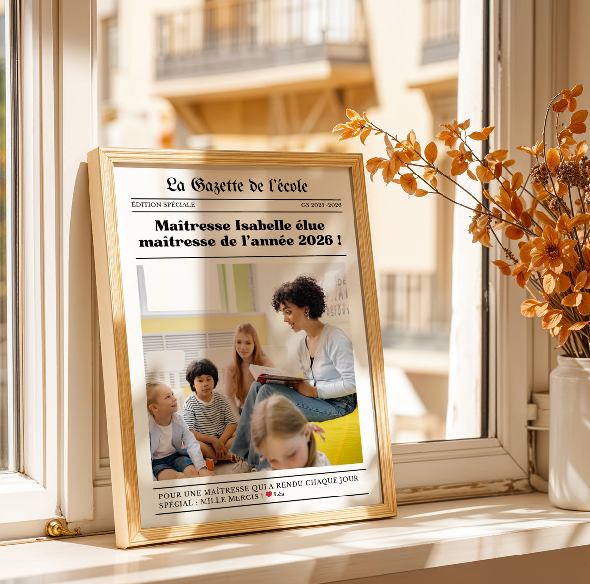 Affiche gazette personnalisée pour maîtresse avec photo, texte personnalisé et design style journal moderne. Cadeau original de fin d’année scolaire pour enseignante, directrice ou ATSEM. Poster personnalisé élégant et émotionnel à offrir pour remercier une maîtresse, décorer une salle de classe ou garder un souvenir unique de l’année scolaire. Création artisanale idéale comme cadeau école personnalisé pour maternelle et primaire.