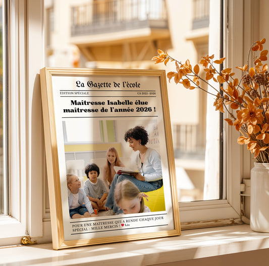 Affiche gazette personnalisée pour maîtresse avec photo, texte personnalisé et design style journal moderne. Cadeau original de fin d’année scolaire pour enseignante, directrice ou ATSEM. Poster personnalisé élégant et émotionnel à offrir pour remercier une maîtresse, décorer une salle de classe ou garder un souvenir unique de l’année scolaire. Création artisanale idéale comme cadeau école personnalisé pour maternelle et primaire.