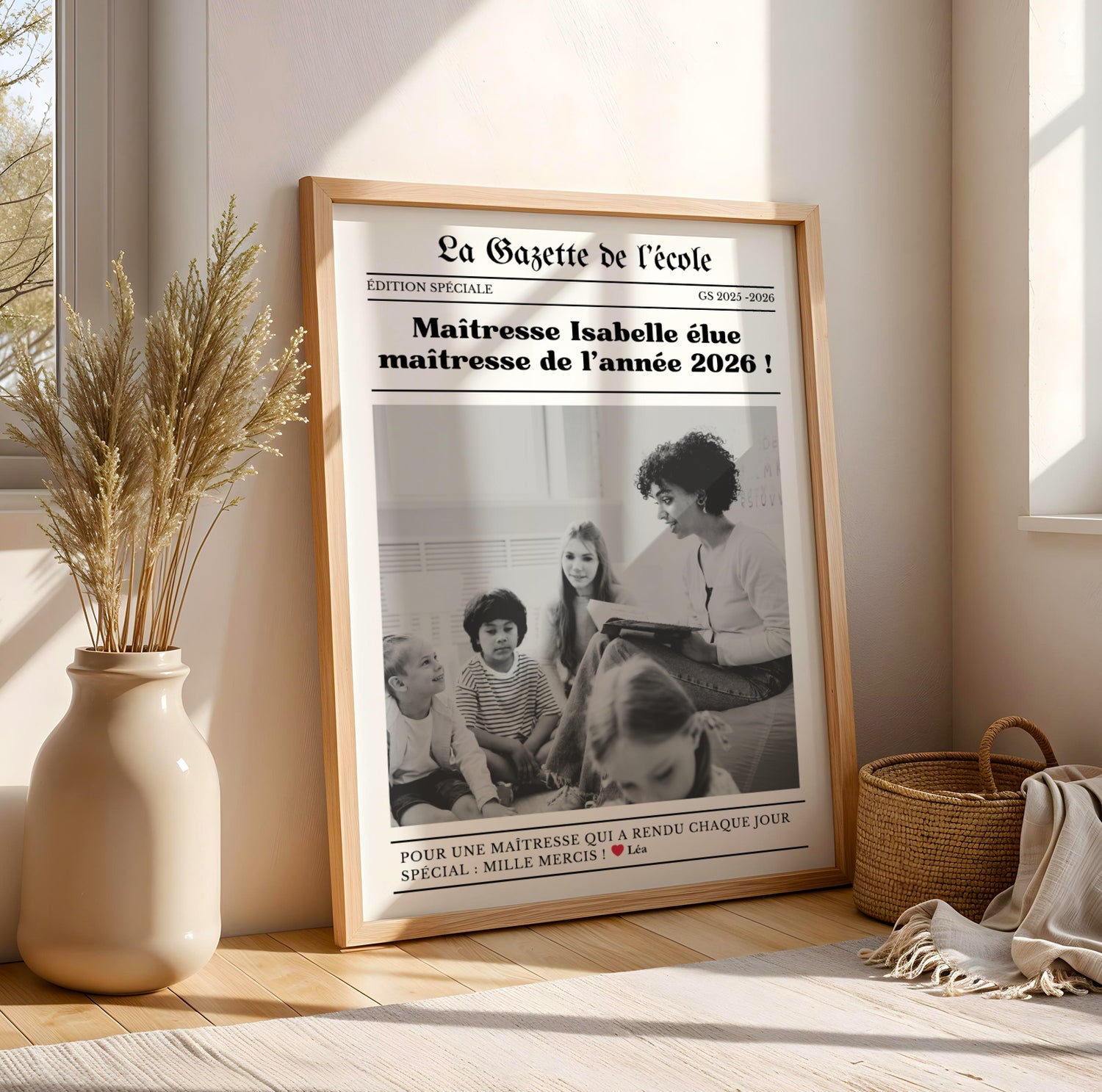 Affiche gazette personnalisée pour maîtresse avec photo, texte personnalisé et design style journal moderne. Cadeau original de fin d’année scolaire pour enseignante, directrice ou ATSEM. Poster personnalisé élégant et émotionnel à offrir pour remercier une maîtresse, décorer une salle de classe ou garder un souvenir unique de l’année scolaire. Création artisanale idéale comme cadeau école personnalisé pour maternelle et primaire.