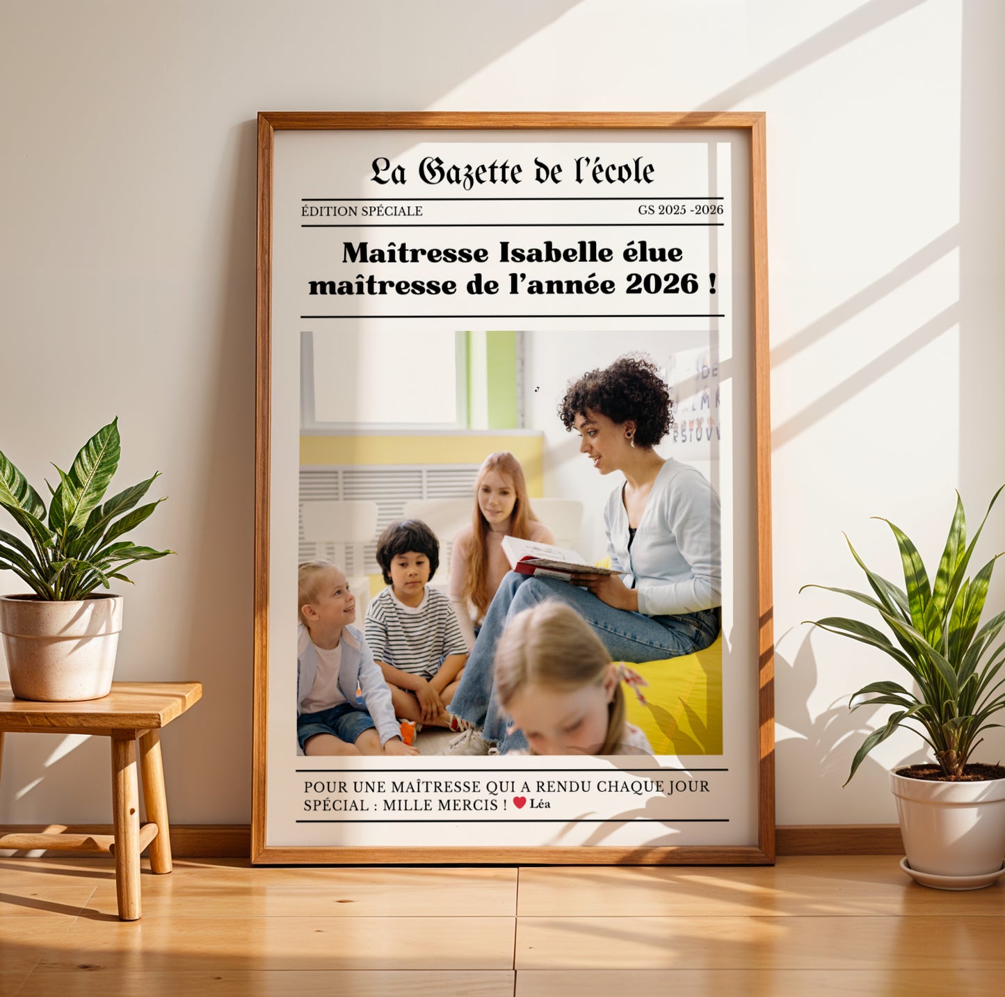 Affiche gazette personnalisée pour maîtresse avec photo, texte personnalisé et design style journal moderne. Cadeau original de fin d’année scolaire pour enseignante, directrice ou ATSEM. Poster personnalisé élégant et émotionnel à offrir pour remercier une maîtresse, décorer une salle de classe ou garder un souvenir unique de l’année scolaire. Création artisanale idéale comme cadeau école personnalisé pour maternelle et primaire.